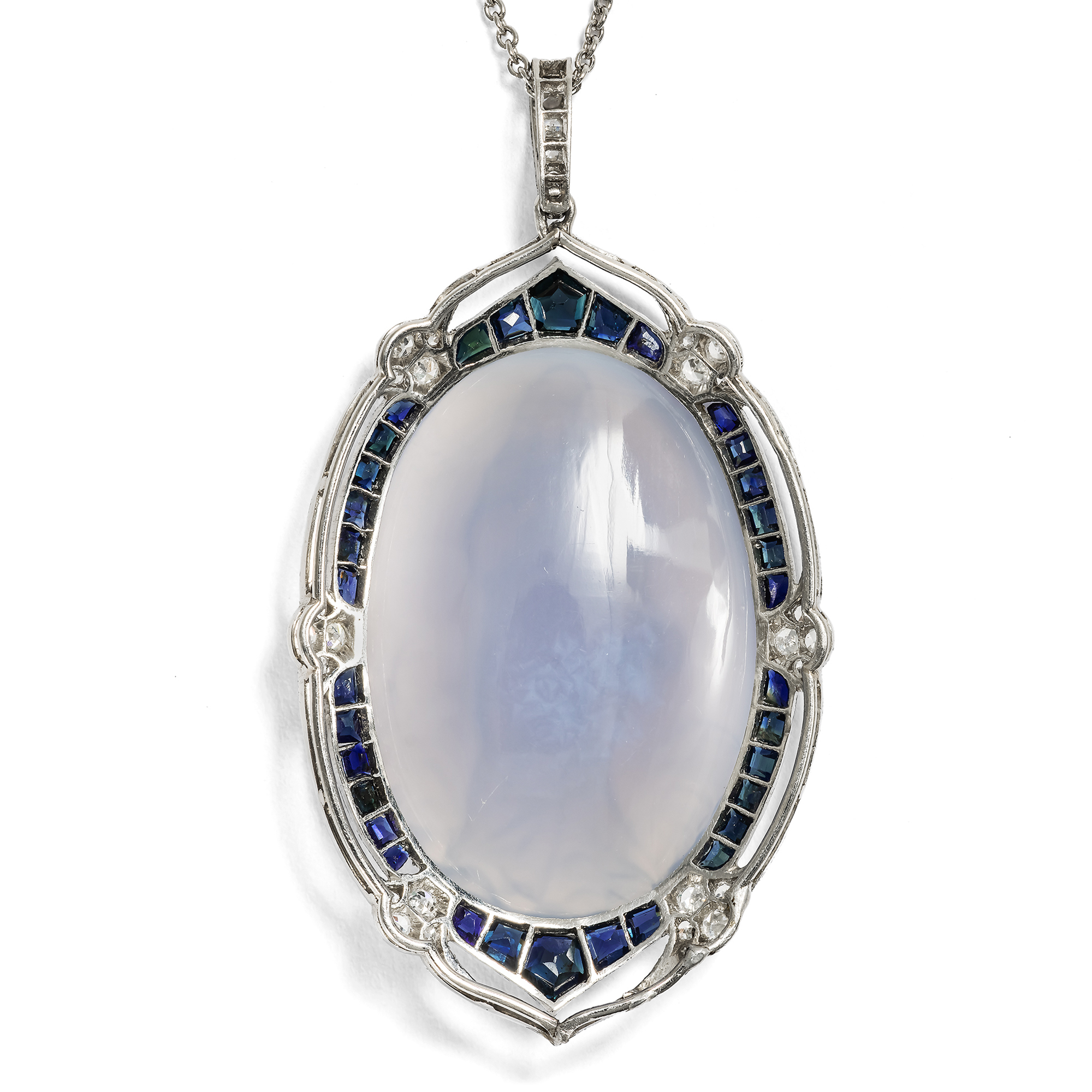 Antiker Anhänger mit Chalcedon-Gemme, Saphiren und Diamanten in Platin, um 1925 Antiker Anhänger mit Chalcedon-Gemme, Saphiren und Diamanten in Platin, um 1925
