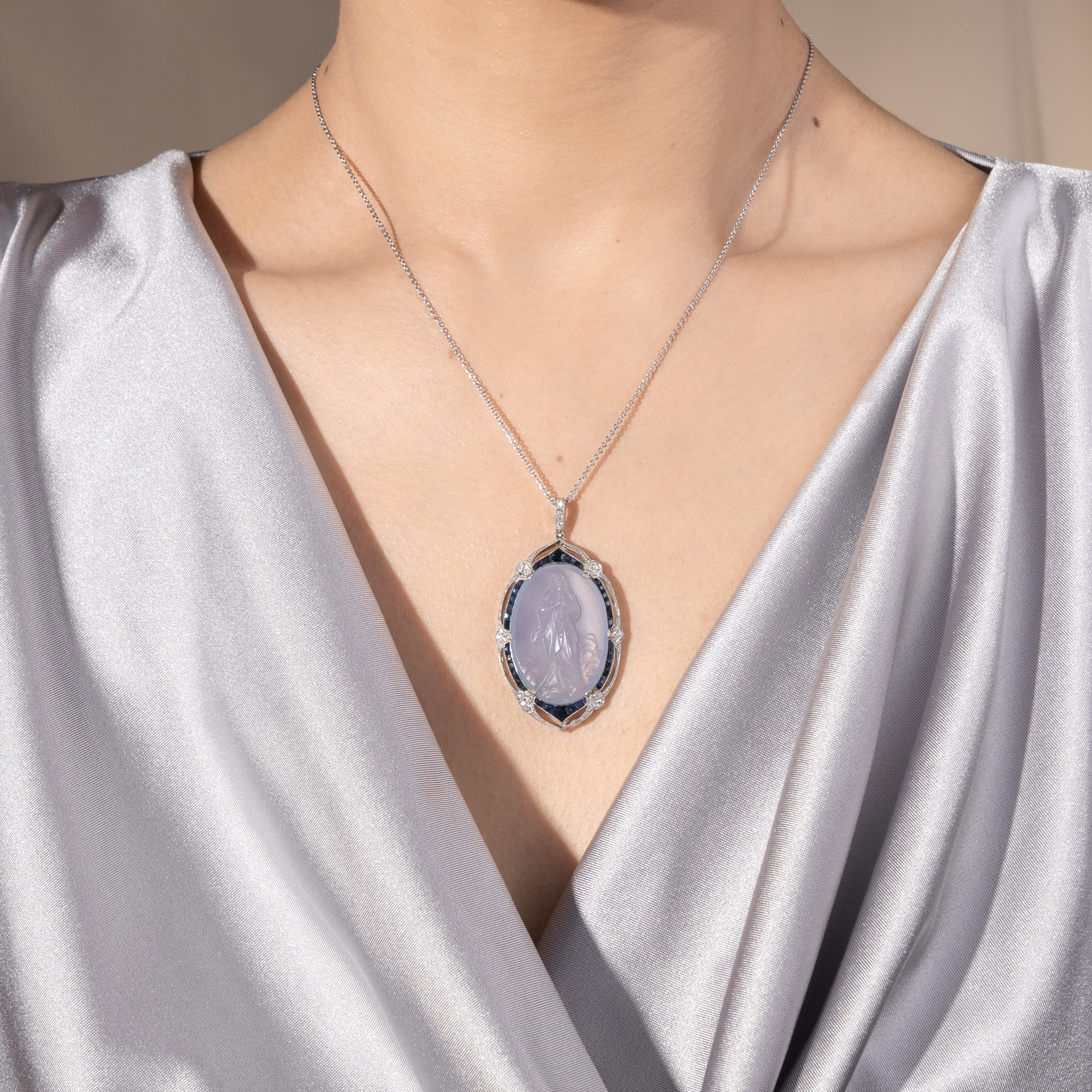 Antiker Anhänger mit Chalcedon-Gemme, Saphiren und Diamanten in Platin, um 1925 Antiker Anhänger mit Chalcedon-Gemme, Saphiren und Diamanten in Platin, um 1925