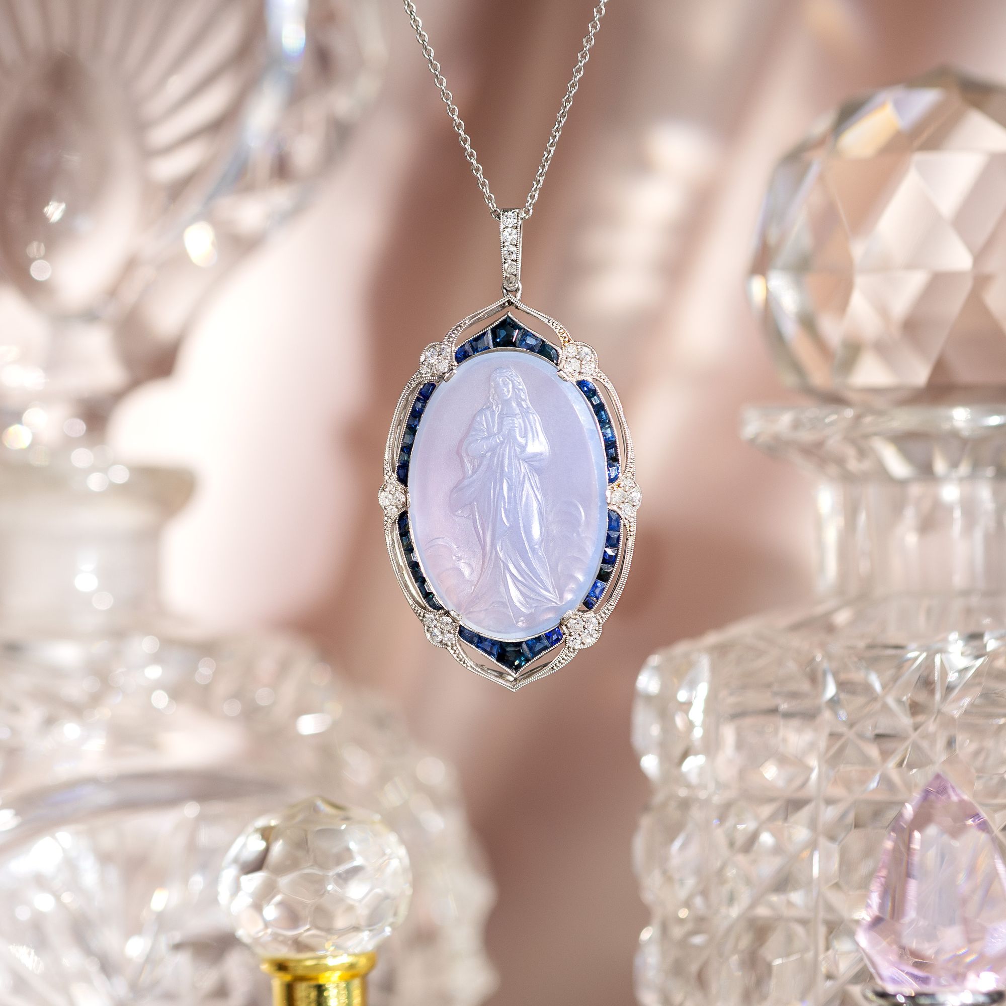 Antiker Anhänger mit Chalcedon-Gemme, Saphiren und Diamanten in Platin, um 1925 Antiker Anhänger mit Chalcedon-Gemme, Saphiren und Diamanten in Platin, um 1925