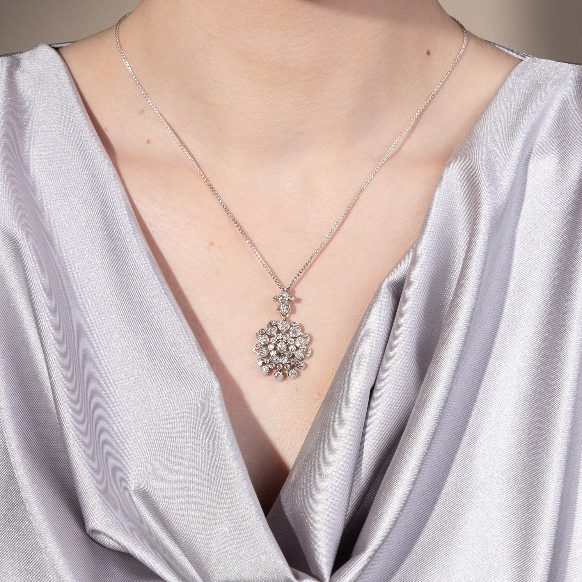 Prächtiger antiker Anhänger mit Diamanten in Silber & Gold, um 1880 Prächtiger antiker Anhänger mit Diamanten in Silber & Gold, um 1880