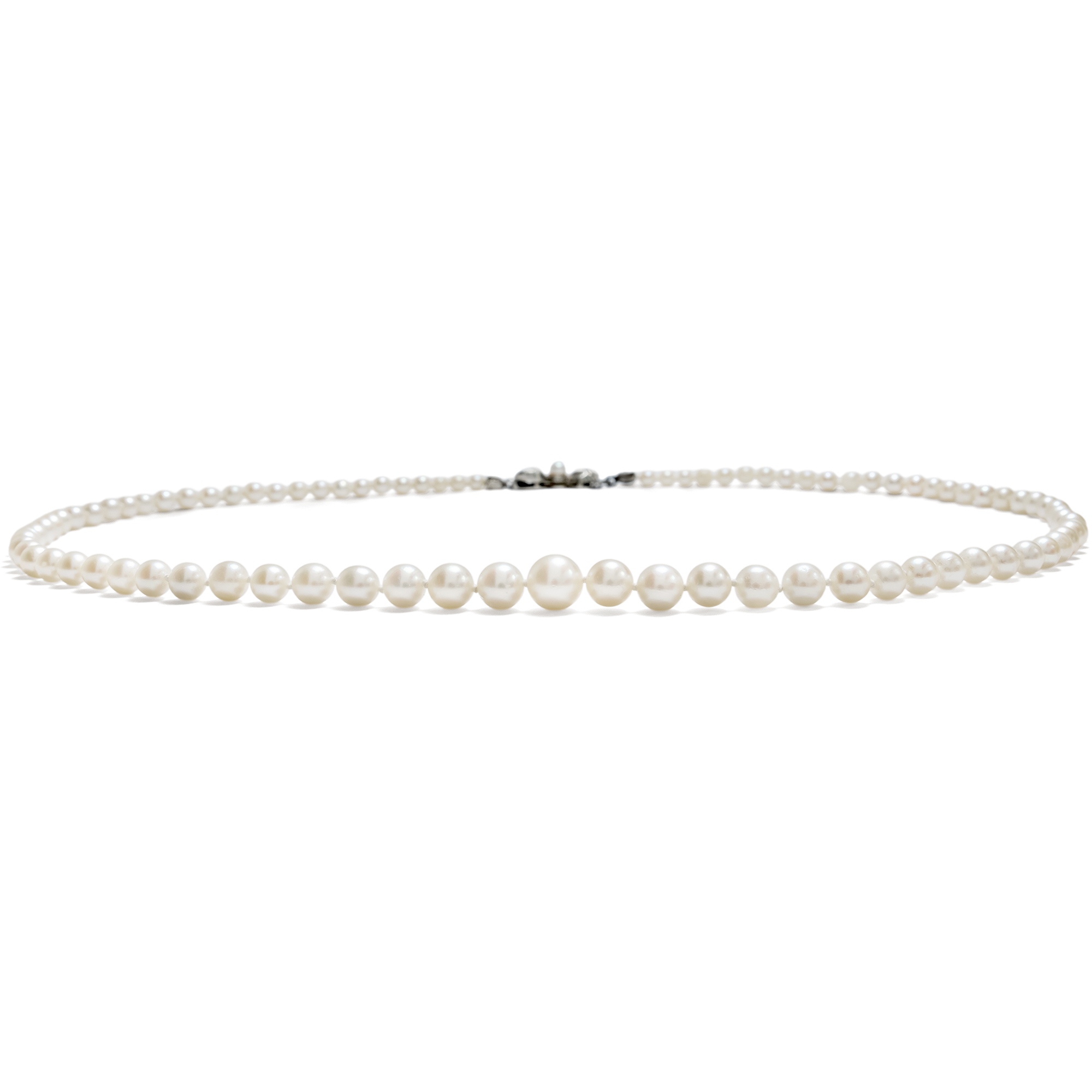 Feines Collier aus Akoyaperlen in Prinzess-Länge mit Silberschließe, um 1960 Feines Collier aus Akoyaperlen in Prinzess-Länge mit Silberschließe, um 1960