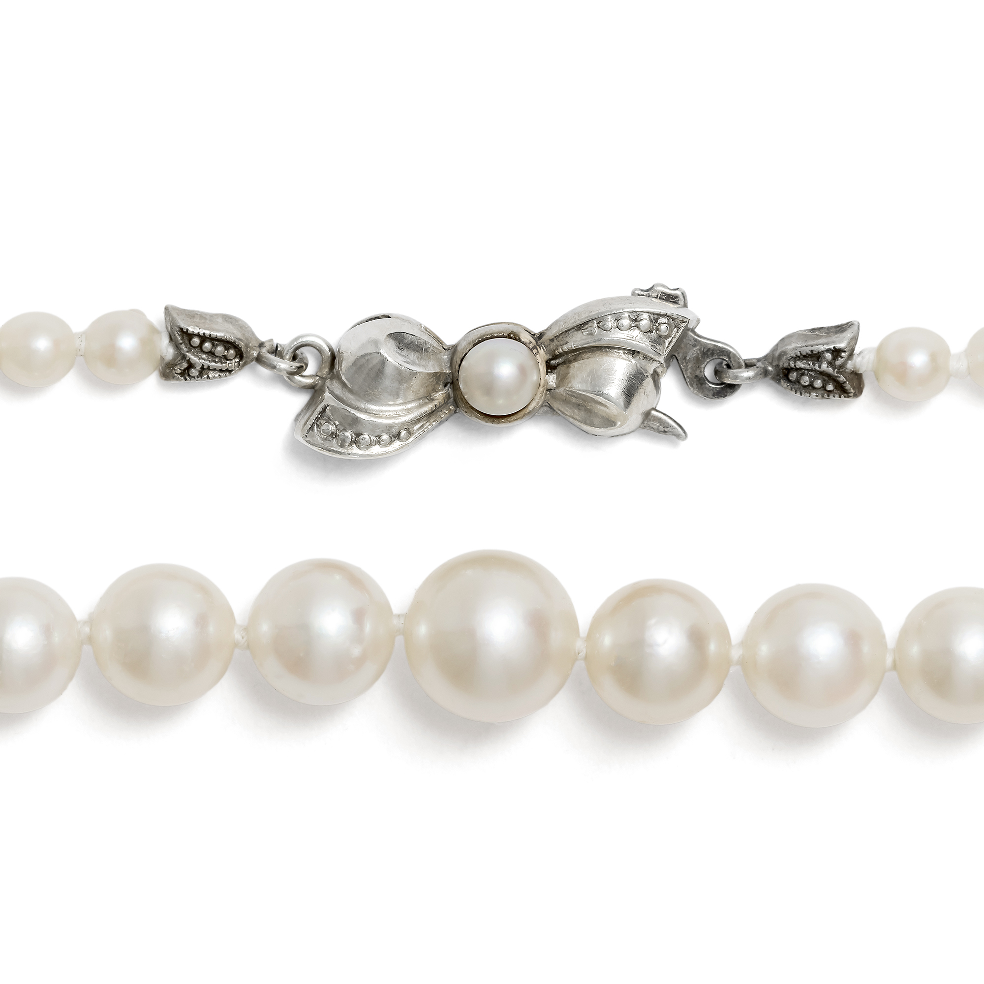 Feines Collier aus Akoyaperlen in Prinzess-Länge mit Silberschließe, um 1960 Feines Collier aus Akoyaperlen in Prinzess-Länge mit Silberschließe, um 1960