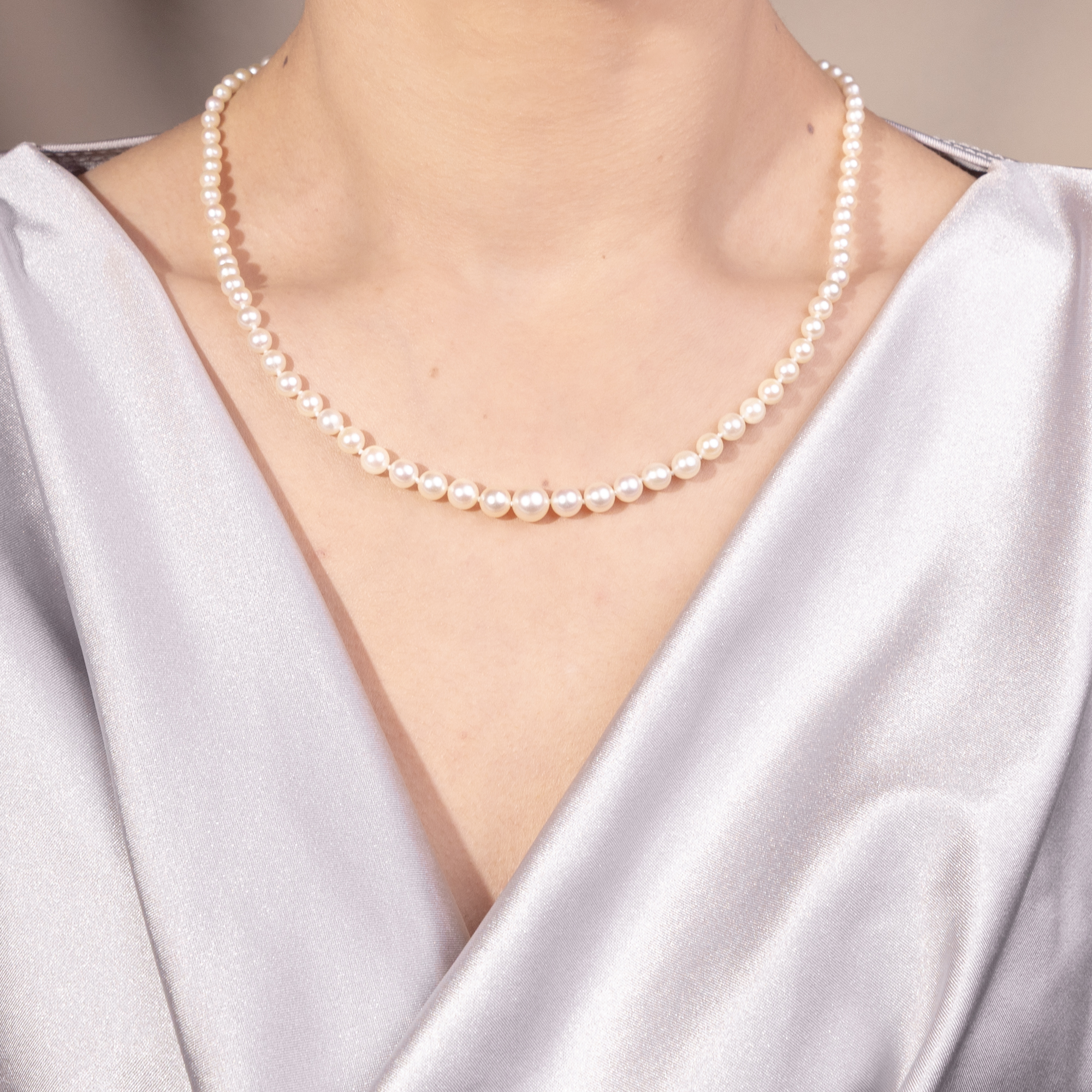 Feines Collier aus Akoyaperlen in Prinzess-Länge mit Silberschließe, um 1960 Feines Collier aus Akoyaperlen in Prinzess-Länge mit Silberschließe, um 1960