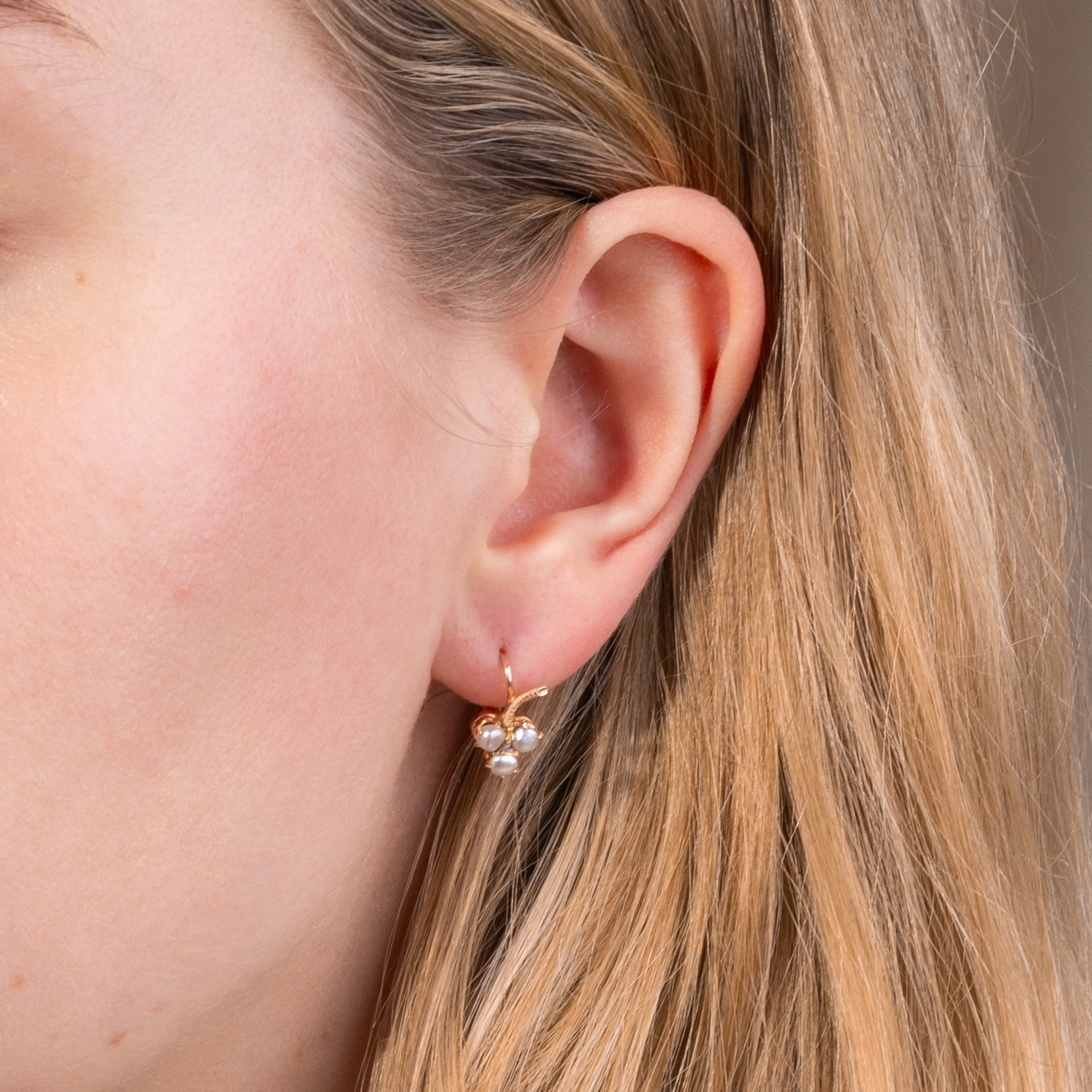 Antike Ohrringe mit Naturperlen & Diamantrosen in Gold, um 1890 Antike Ohrringe mit Naturperlen & Diamantrosen in Gold, um 1890