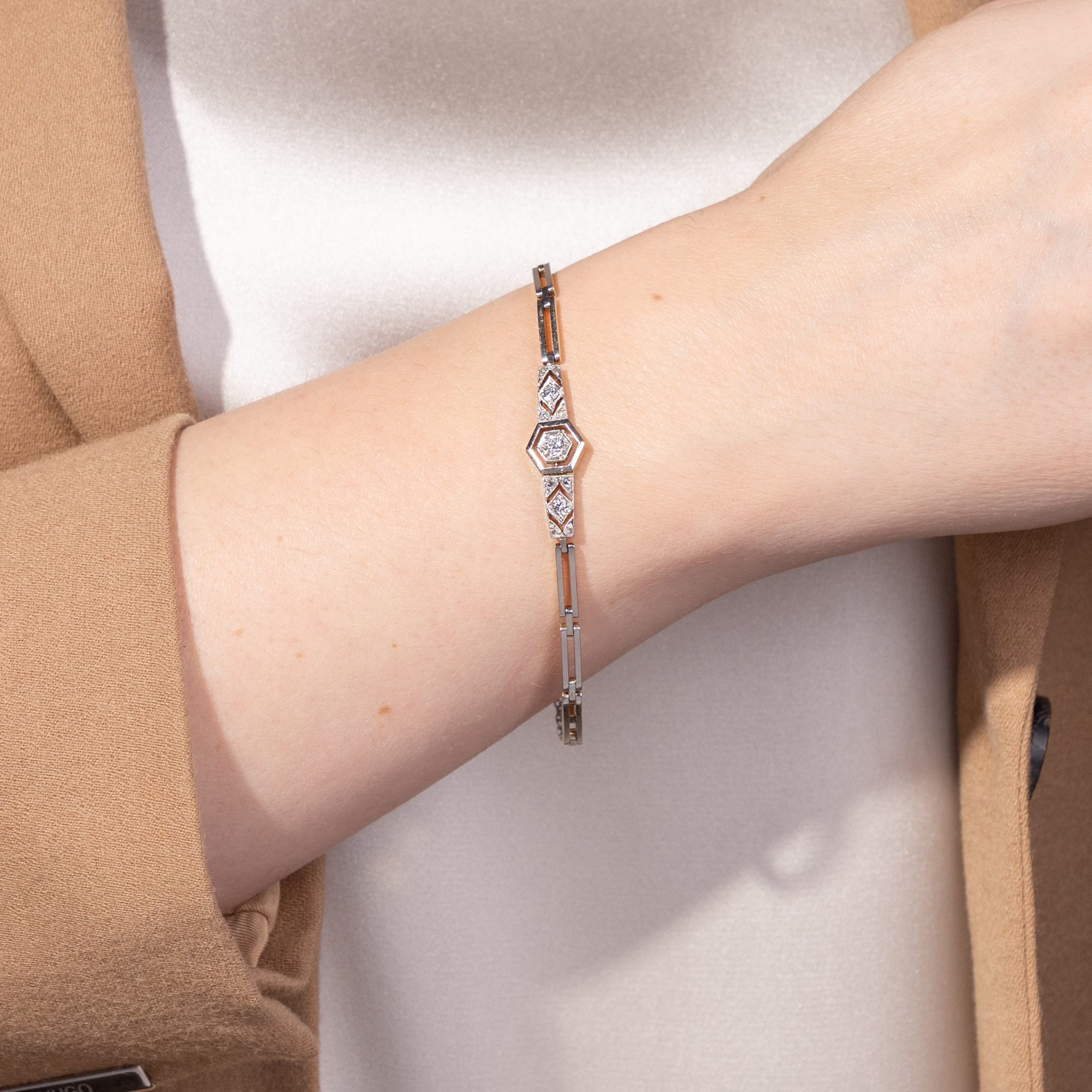 Antique Bracelet with Diamonds in Platinum on Gold, Wilhelm Müller, Berlin, c. 1920s Antique Bracelet with Diamonds in Platinum on Gold, Wilhelm Müller, Berlin, c. 1920s