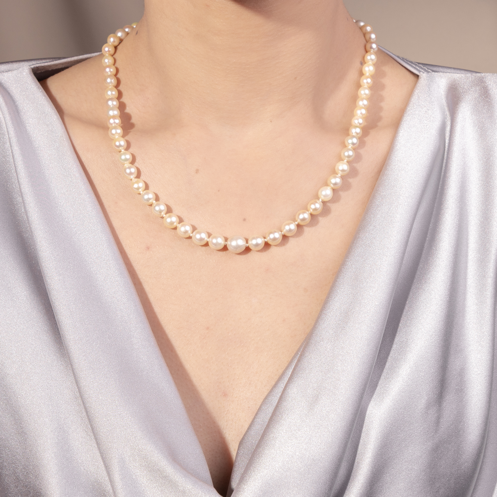 Schönes Collier aus Akoyaperlen im Verlauf mit Silberschließe, um 1950 Schönes Collier aus Akoyaperlen im Verlauf mit Silberschließe, um 1950