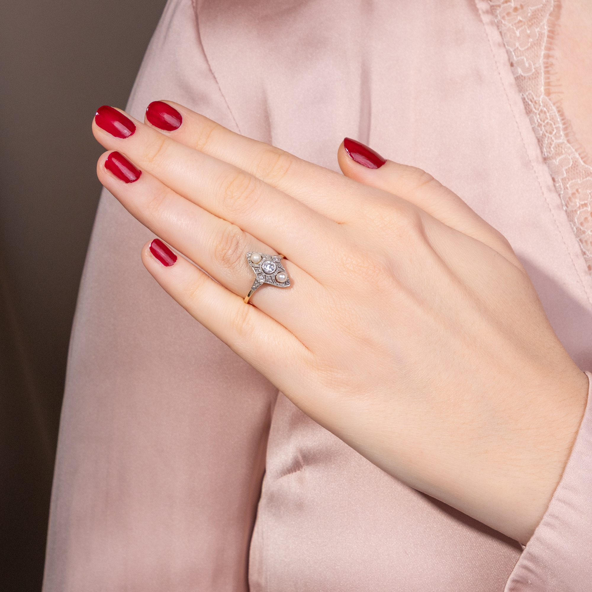 Bezaubernder Art Déco Ring mit Perle & Diamanten in Gold & Platin, um 1925 Bezaubernder Art Déco Ring mit Perle & Diamanten in Gold & Platin, um 1925