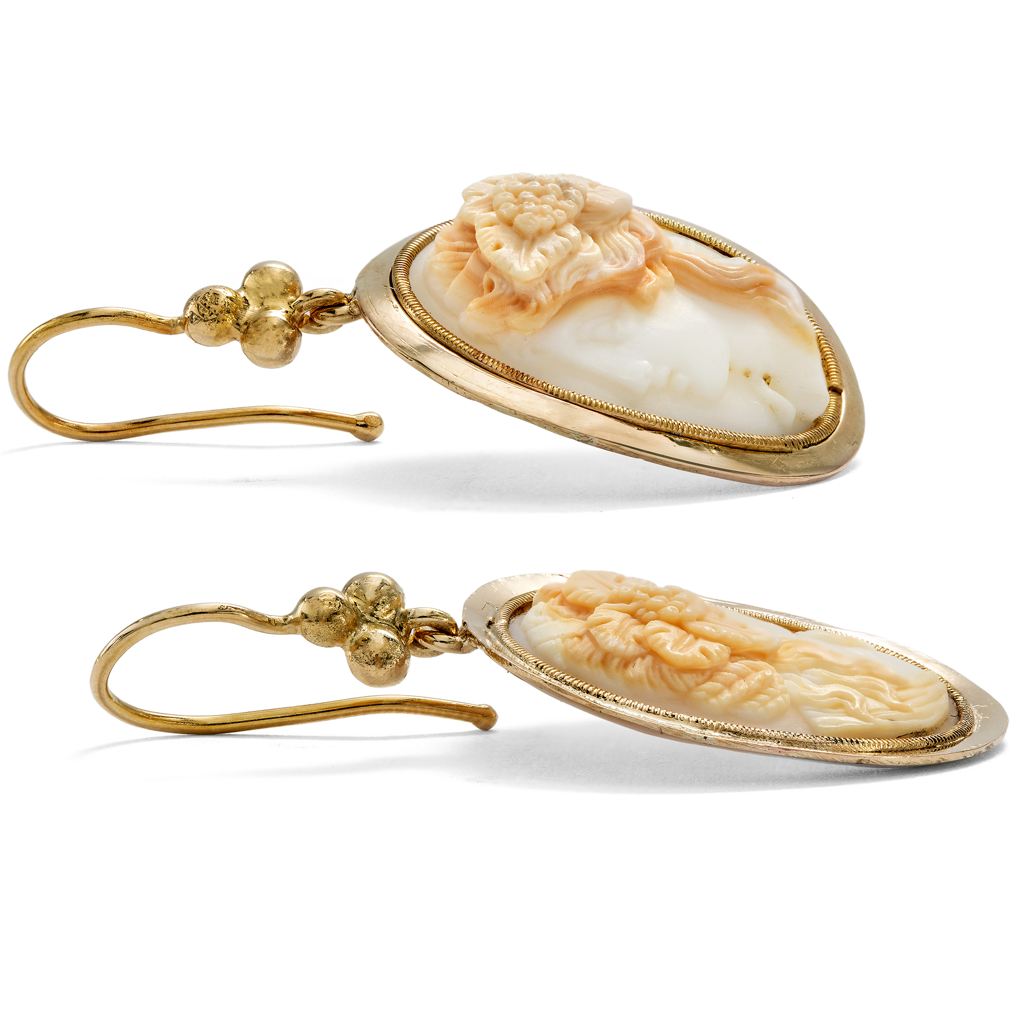 Antike Muschelgemmen mit Bacchanten in Gold als Ohrringe, frühes 19. Jh. & später Antike Muschelgemmen mit Bacchanten in Gold als Ohrringe, frühes 19. Jh. & später
