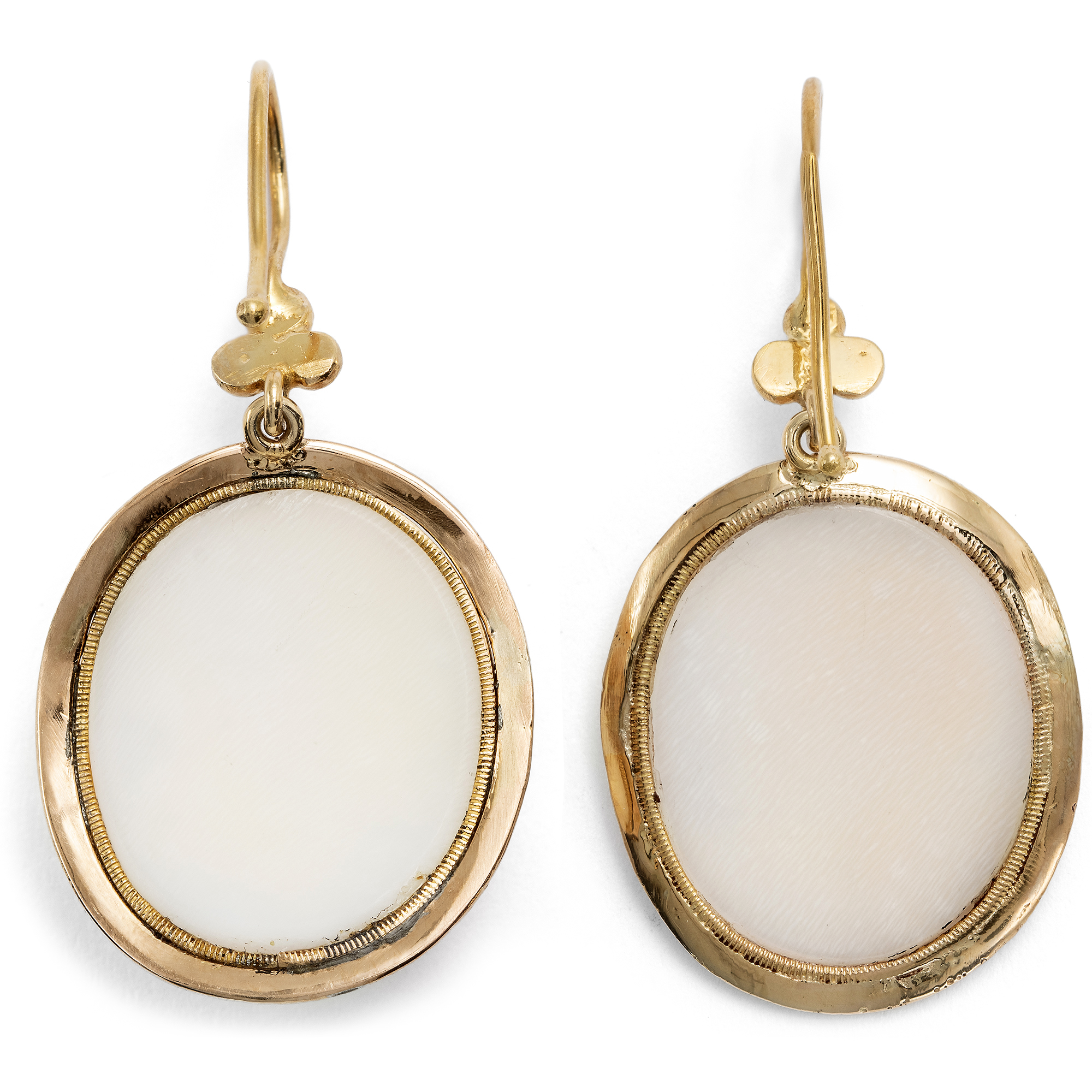 Antike Muschelgemmen mit Bacchanten in Gold als Ohrringe, frühes 19. Jh. & später Antike Muschelgemmen mit Bacchanten in Gold als Ohrringe, frühes 19. Jh. & später