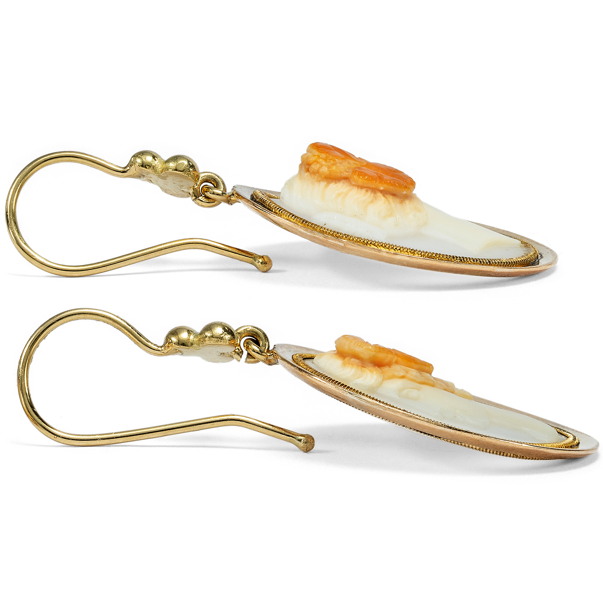Antike Muschelgemmen in Gold als Ohrringe, um 1810 & später Antike Muschelgemmen in Gold als Ohrringe, um 1810 & später