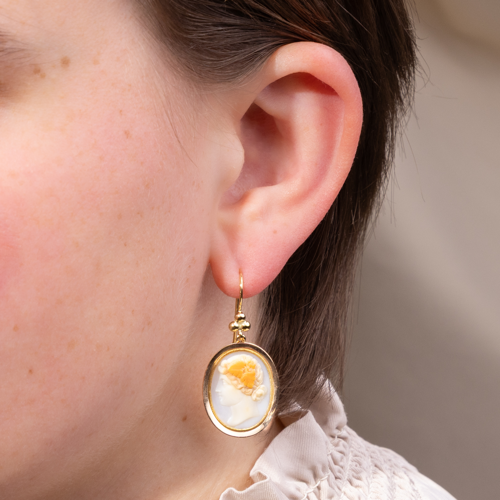 Antike Muschelgemmen in Gold als Ohrringe, um 1810 & später Antike Muschelgemmen in Gold als Ohrringe, um 1810 & später