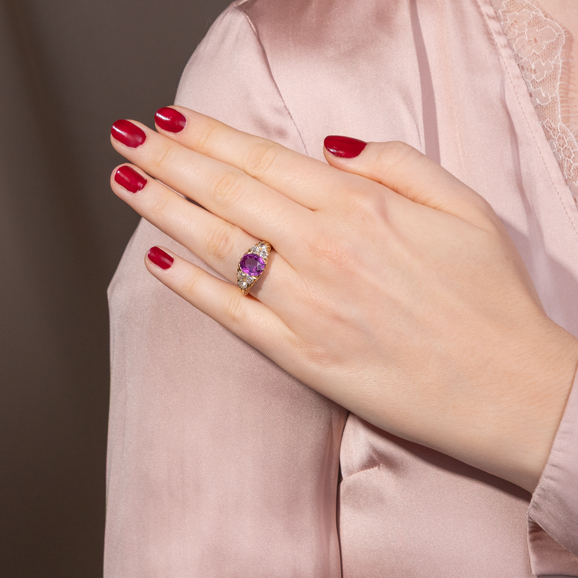 Viktorianischer Ring mit unbehandeltem pinkem Saphir & Diamanten in Gold, um 1890 Viktorianischer Ring mit unbehandeltem pinkem Saphir & Diamanten in Gold, um 1890