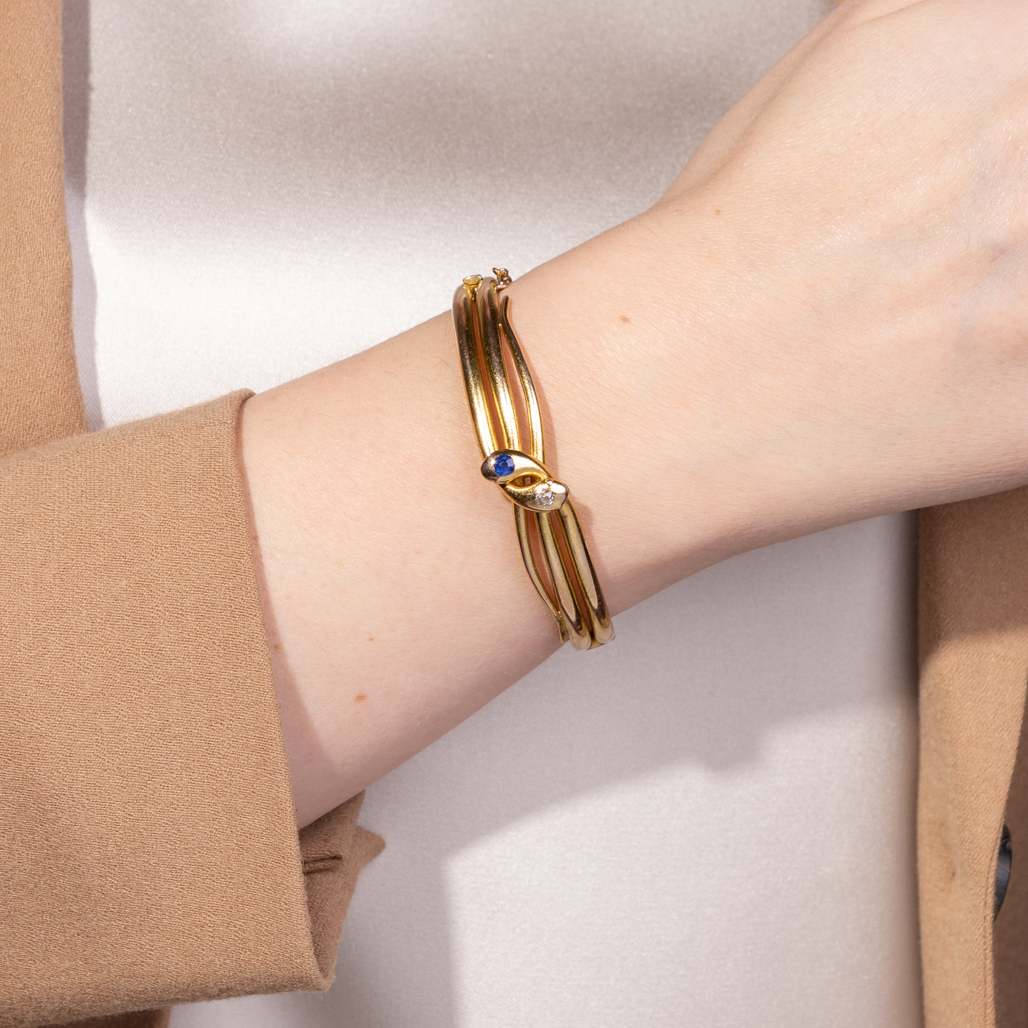 Antiker Schlangenarmreif aus Gold mit Diamant und Saphir, Wien um 1880 Antiker Schlangenarmreif aus Gold mit Diamant und Saphir, Wien um 1880