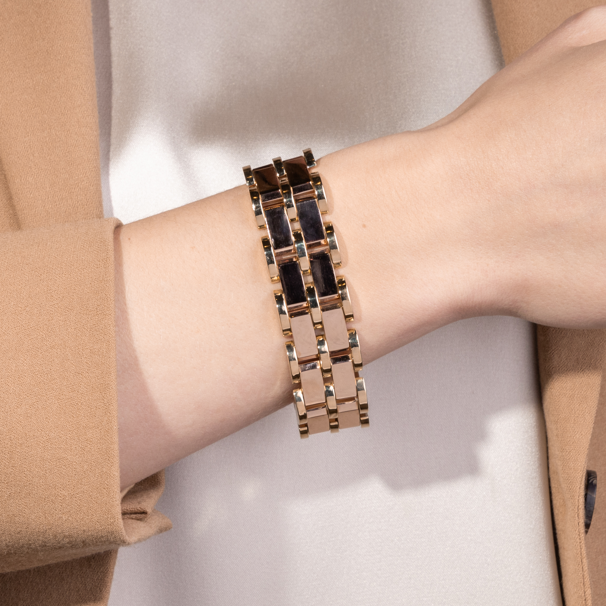 Wide Retro Style Bracelet in Rose Gold and Yellow Gold, c. 1950s Wide Retro Style Bracelet in Rose Gold and Yellow Gold, c. 1950s