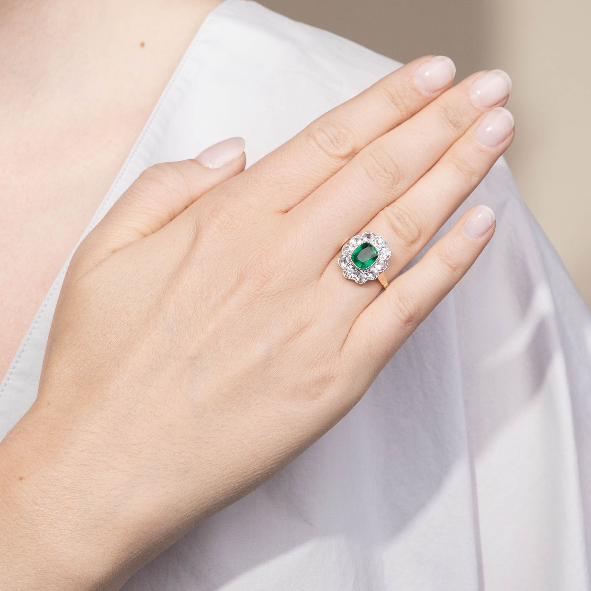Klassischer Entourage-Ring mit Smaragd & Diamanten, um 1915 & später Klassischer Entourage-Ring mit Smaragd & Diamanten, um 1915 & später