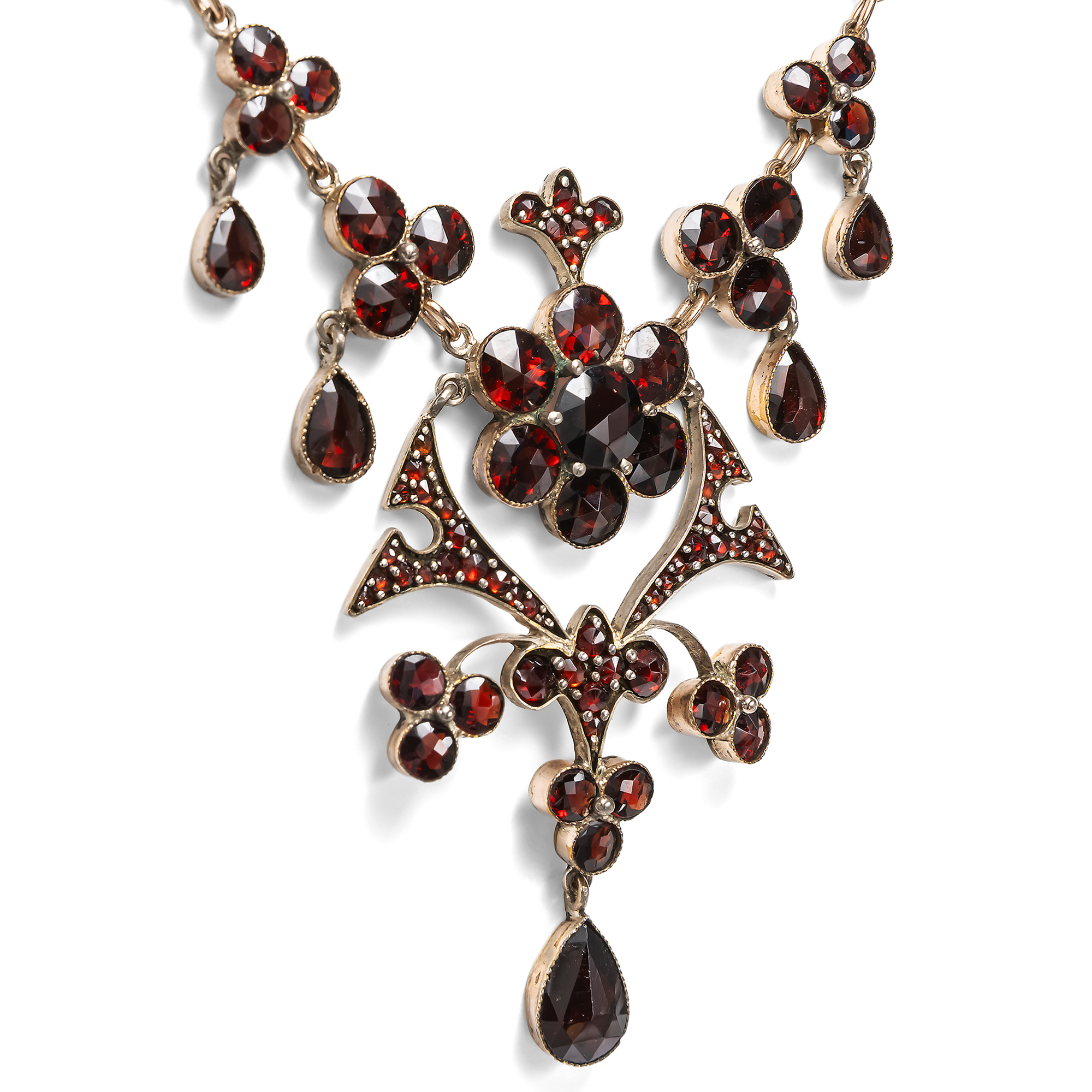 Prachtvolles Collier aus Granaten in vergoldetem Tombak, um 1910 Prachtvolles Collier aus Granaten in vergoldetem Tombak, um 1910