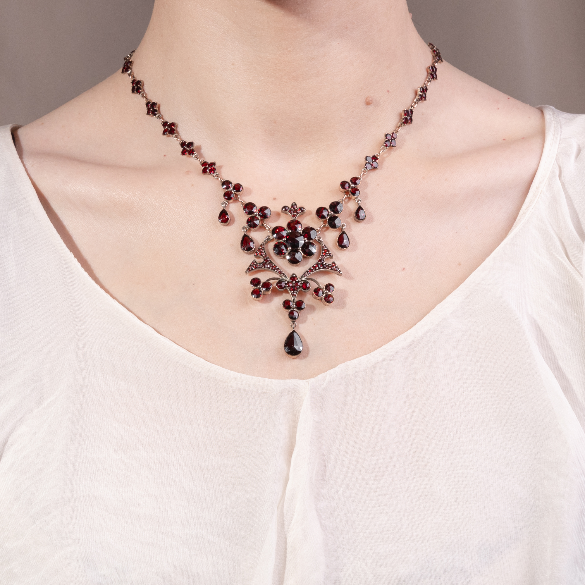 Prachtvolles Collier aus Granaten in vergoldetem Tombak, um 1910 Prachtvolles Collier aus Granaten in vergoldetem Tombak, um 1910