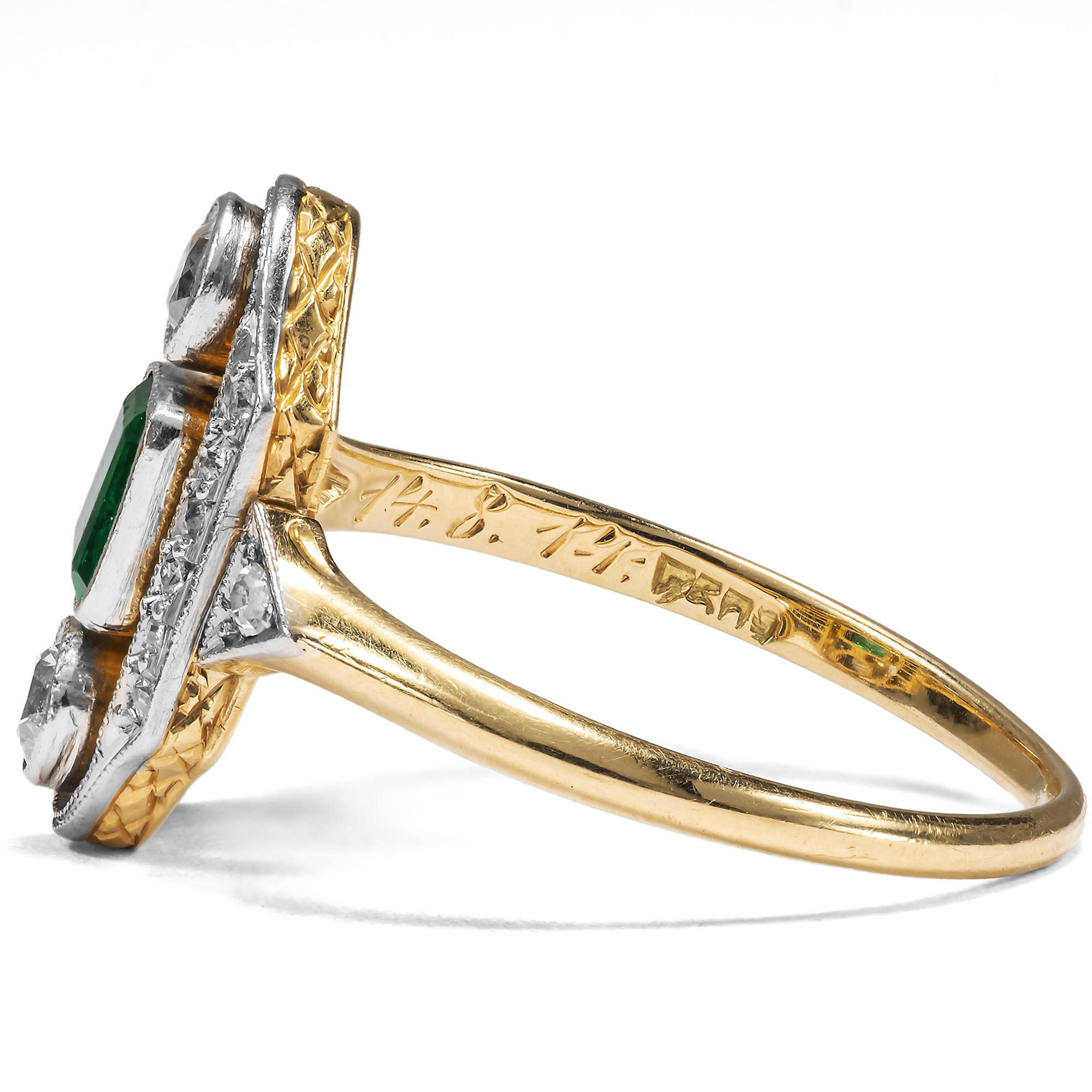 Antiker Ring mit Smaragd und Diamanten in Platin auf Gold, datiert 1914 Antiker Ring mit Smaragd und Diamanten in Platin auf Gold, datiert 1914