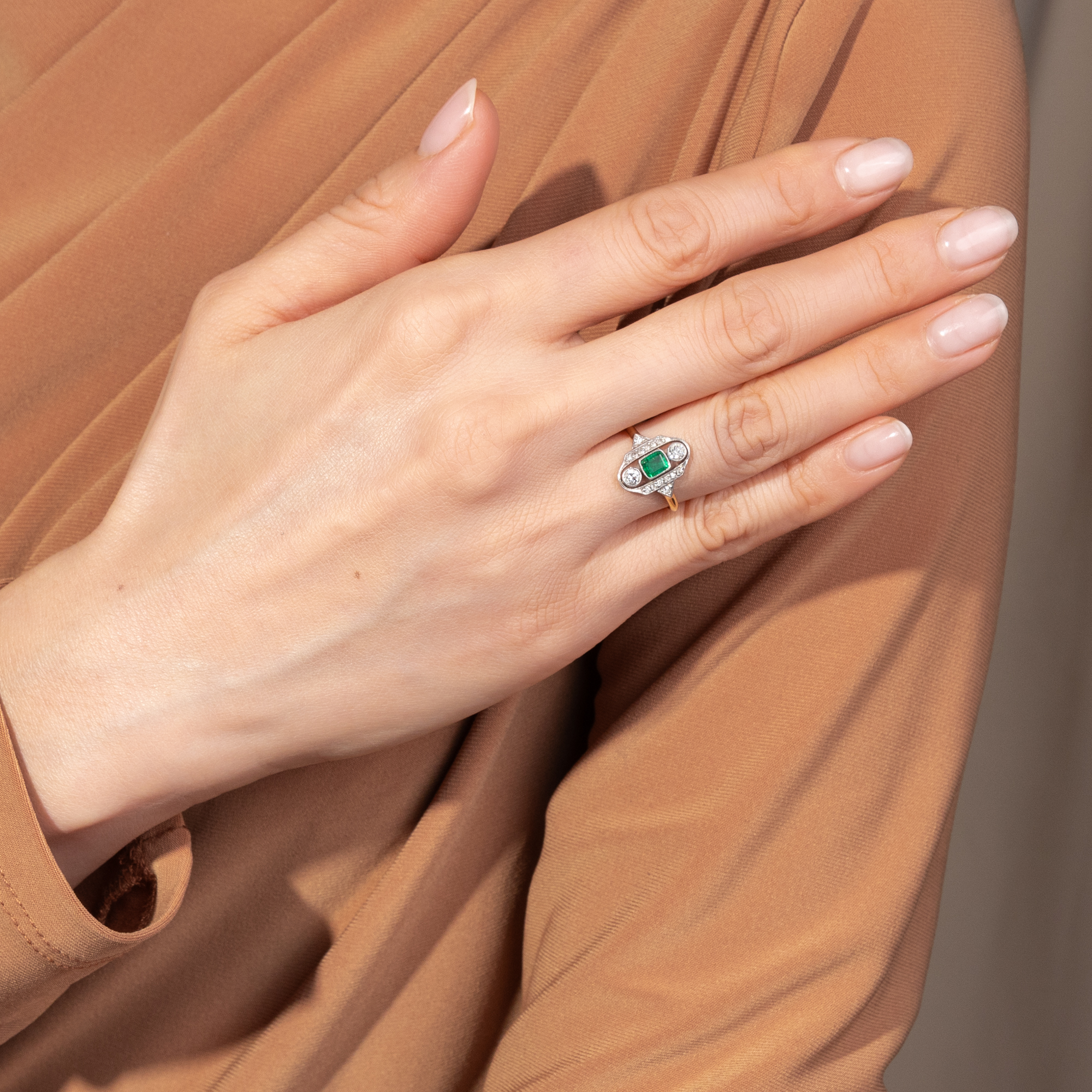 Antiker Ring mit Smaragd und Diamanten in Platin auf Gold, datiert 1914 Antiker Ring mit Smaragd und Diamanten in Platin auf Gold, datiert 1914