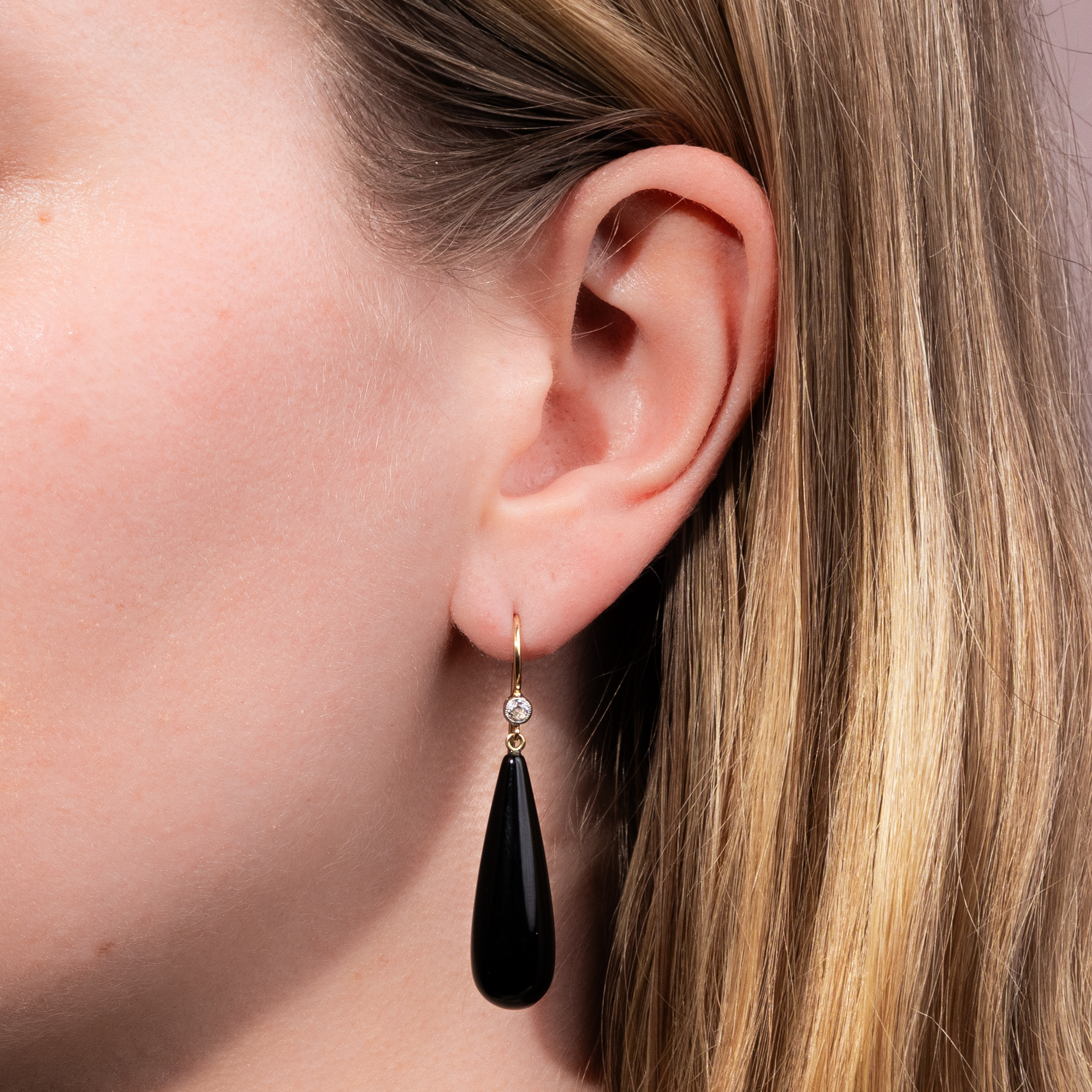 Ohrhänger aus Onyx & Altschliff-Diamanten in Gold & Platin, aus unserer Werkstatt Ohrhänger aus Onyx & Altschliff-Diamanten in Gold & Platin, aus unserer Werkstatt