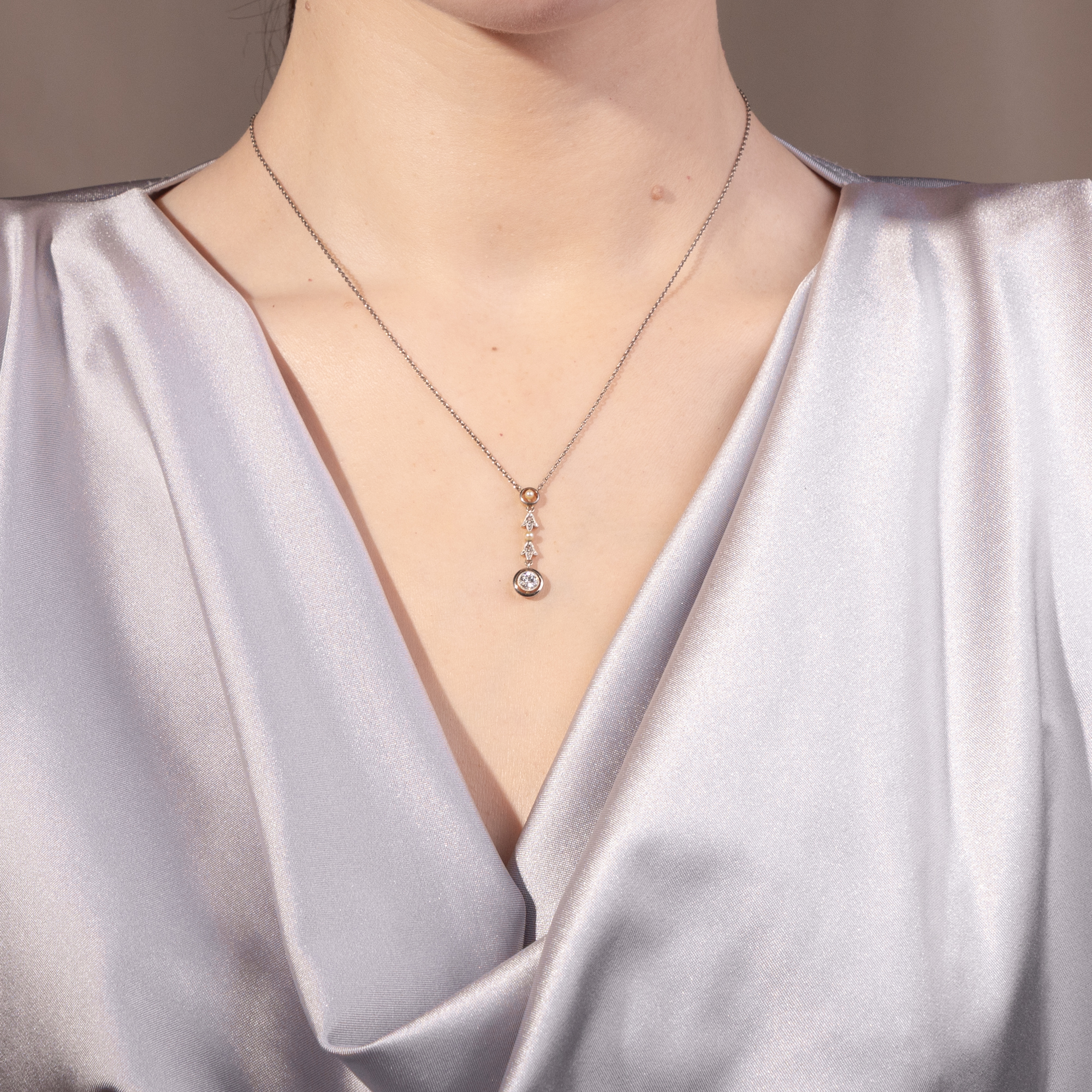 Elegantes Collier mit Diamanten & Perlen in Platin auf Gold, um 1915 Elegantes Collier mit Diamanten & Perlen in Platin auf Gold, um 1915