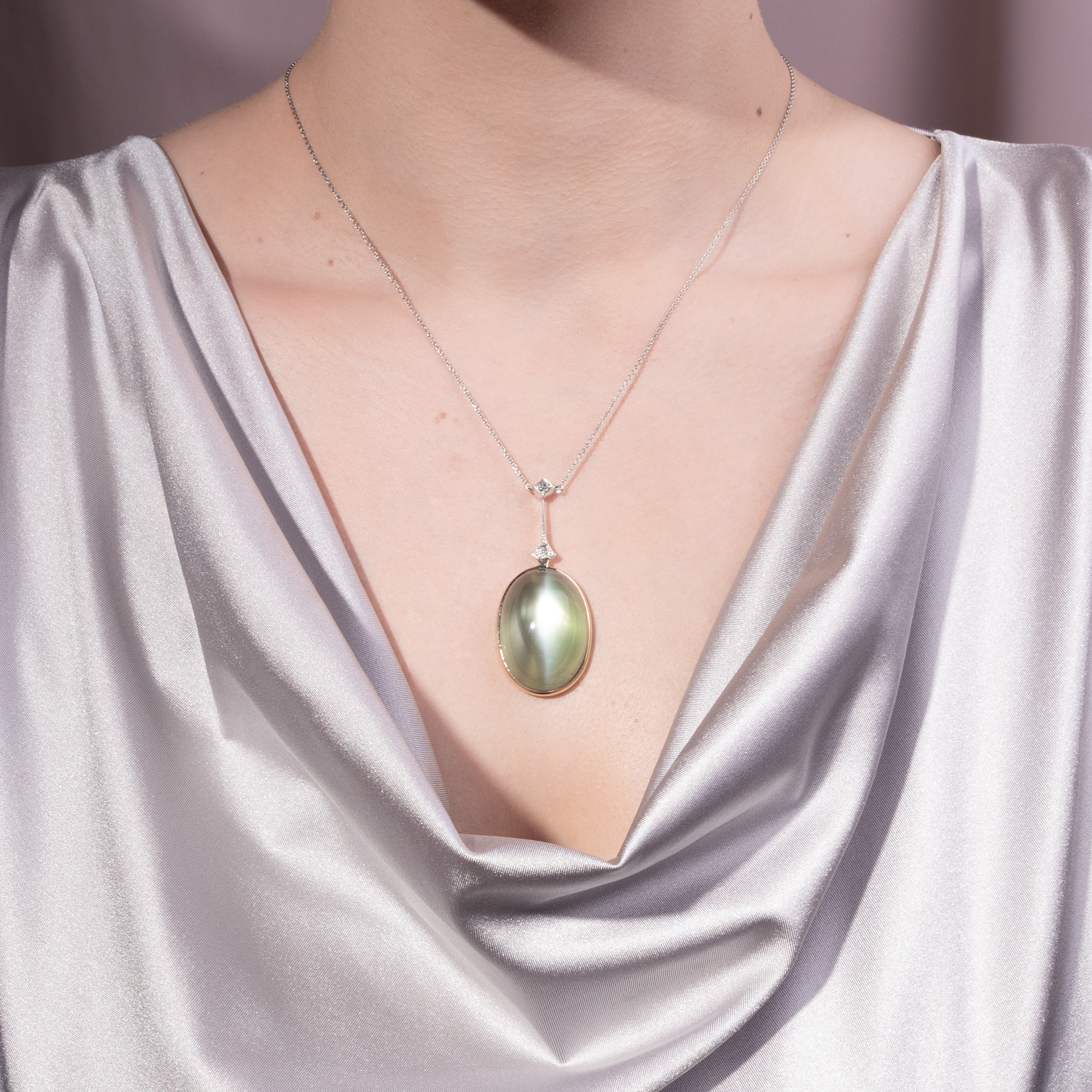 Fabelhaftes Collier aus unserer Werkstatt mit großem Mondstein & Diamanten Fabelhaftes Collier aus unserer Werkstatt mit großem Mondstein & Diamanten