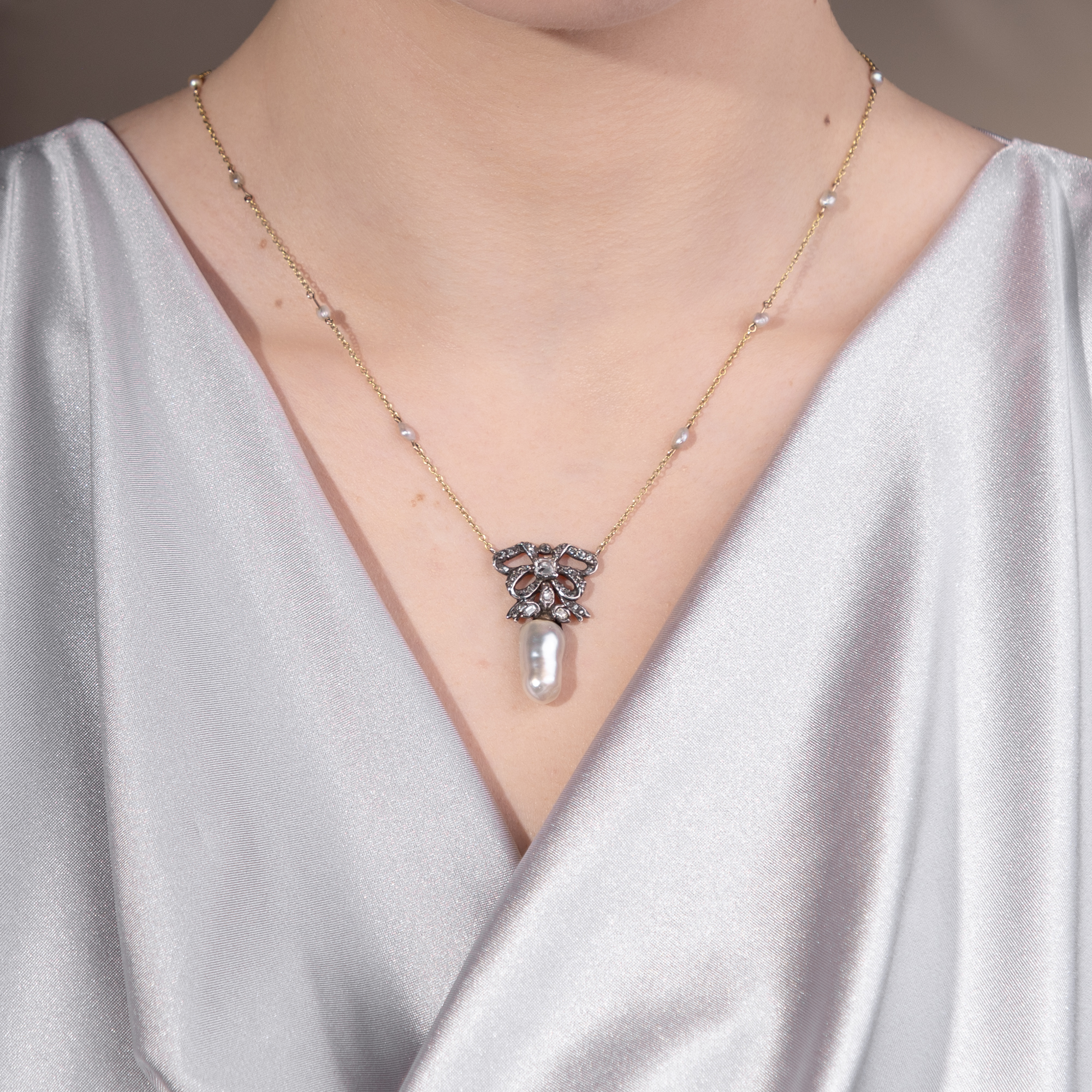 Elegantes Collier mit einer Diamantschleife des Klassizismus & Perlen, um 1780 & später Elegantes Collier mit einer Diamantschleife des Klassizismus & Perlen, um 1780 & später