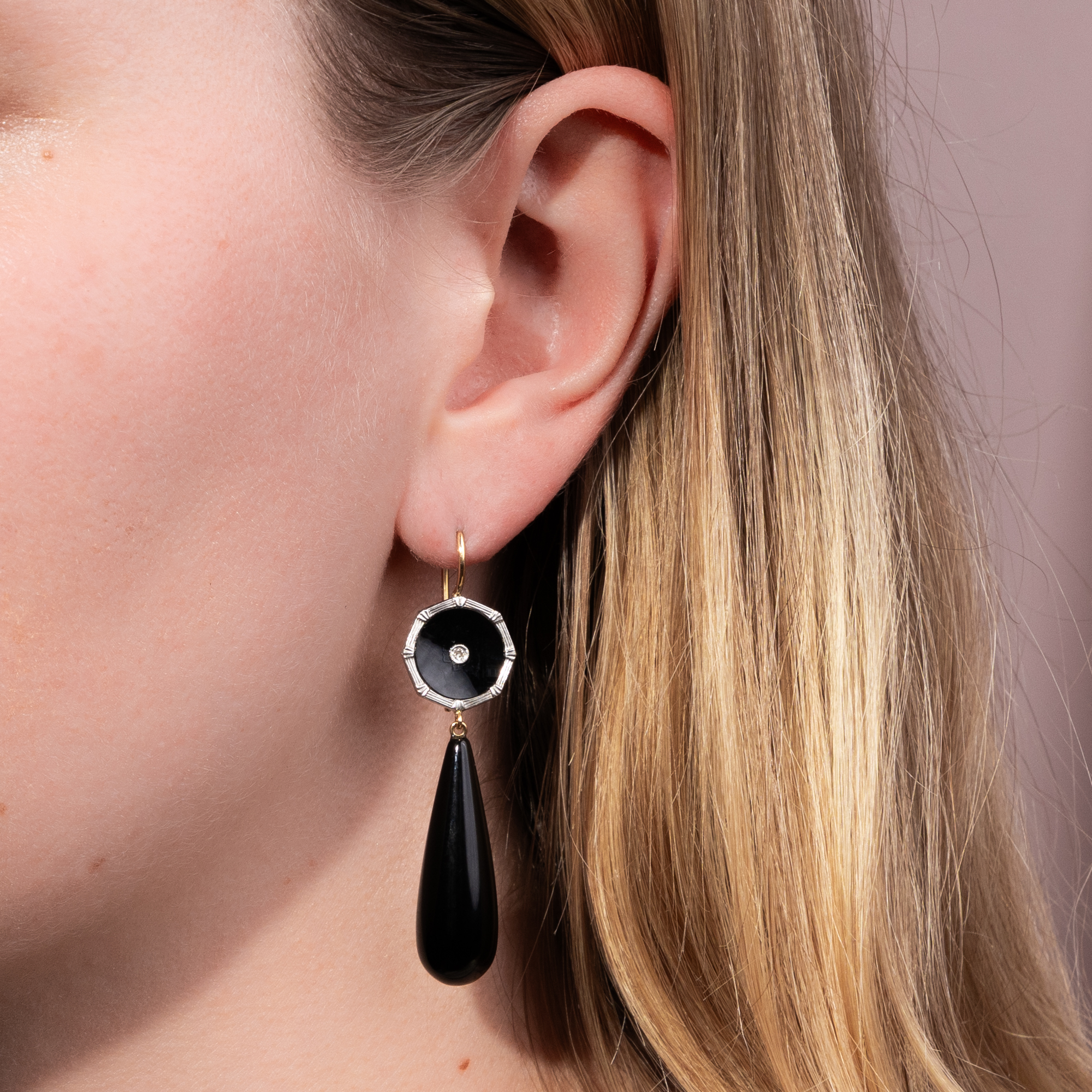Ohrringe aus antiken Hemdknöpfen mit Diamanten & Onyx, aus unserer Werkstatt Ohrringe aus antiken Hemdknöpfen mit Diamanten & Onyx, aus unserer Werkstatt