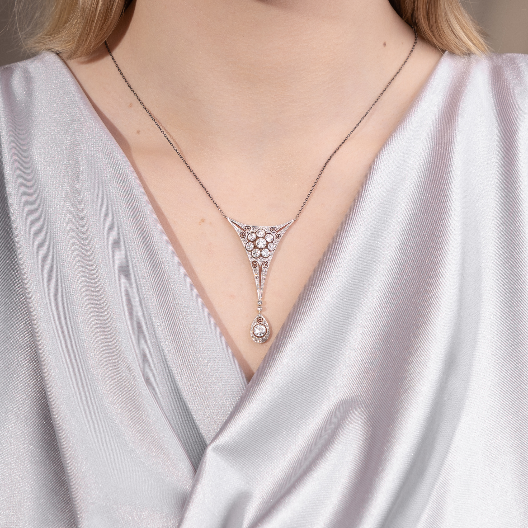 Außergewöhnliches Collier mit Diamanten in Platin auf Gold, um 1920 Außergewöhnliches Collier mit Diamanten in Platin auf Gold, um 1920