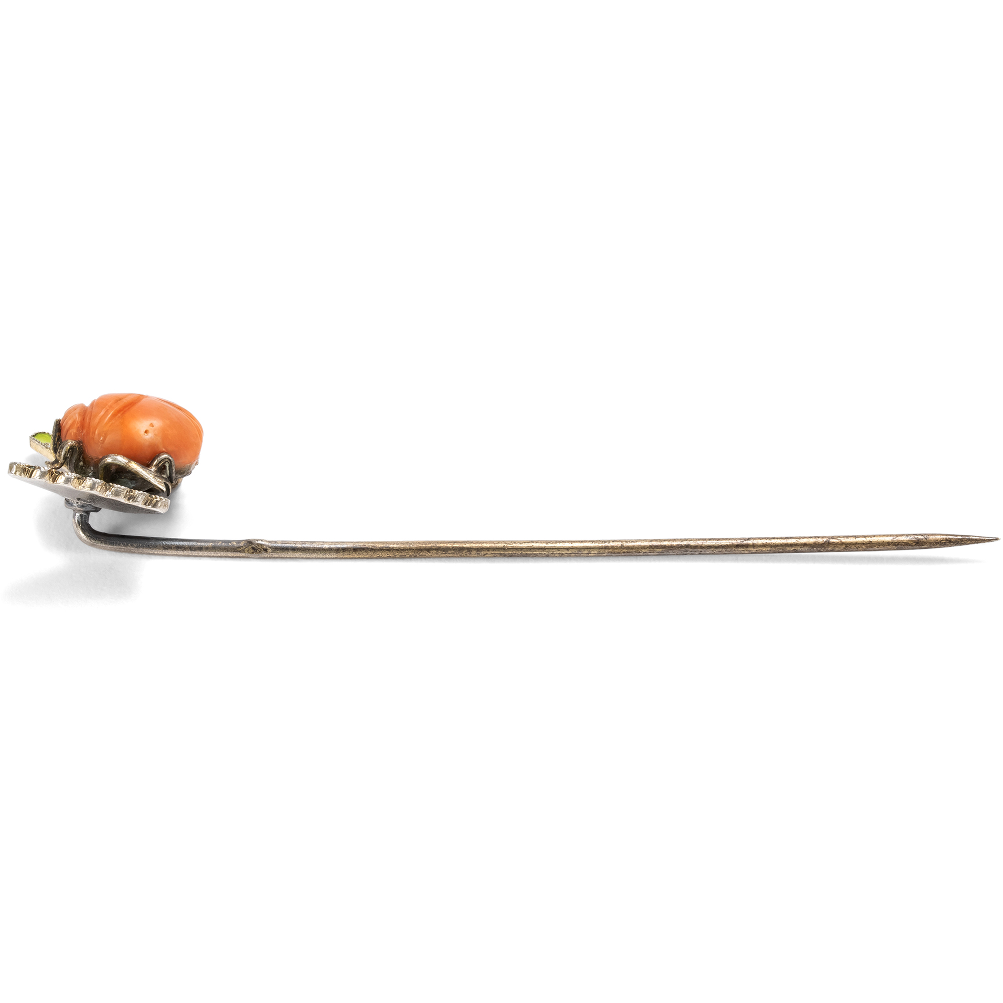 Anstecknadel des Egyptian Revival mit Skarabäus aus Koralle, um 1900 Anstecknadel des Egyptian Revival mit Skarabäus aus Koralle, um 1900