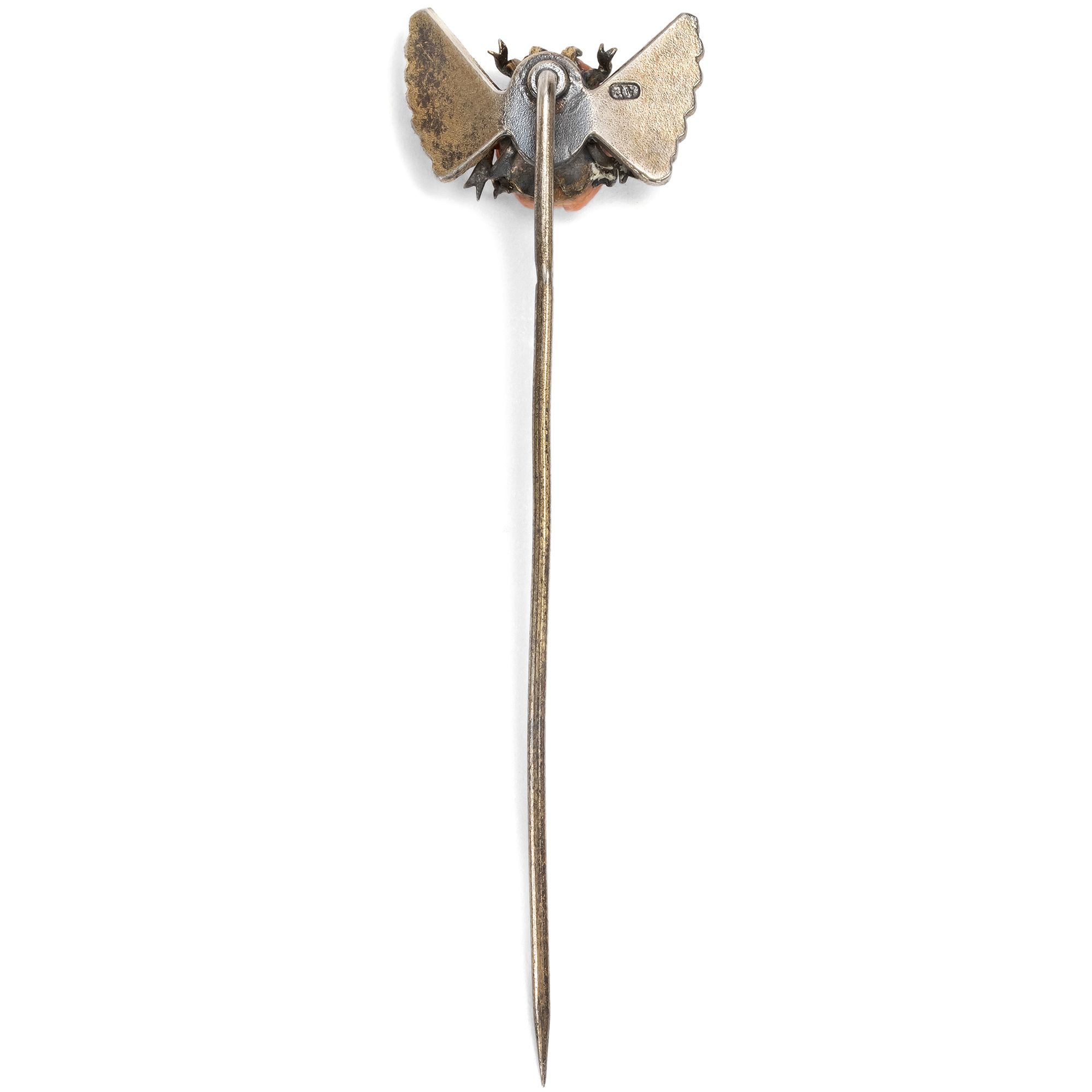Anstecknadel des Egyptian Revival mit Skarabäus aus Koralle, um 1900 Anstecknadel des Egyptian Revival mit Skarabäus aus Koralle, um 1900