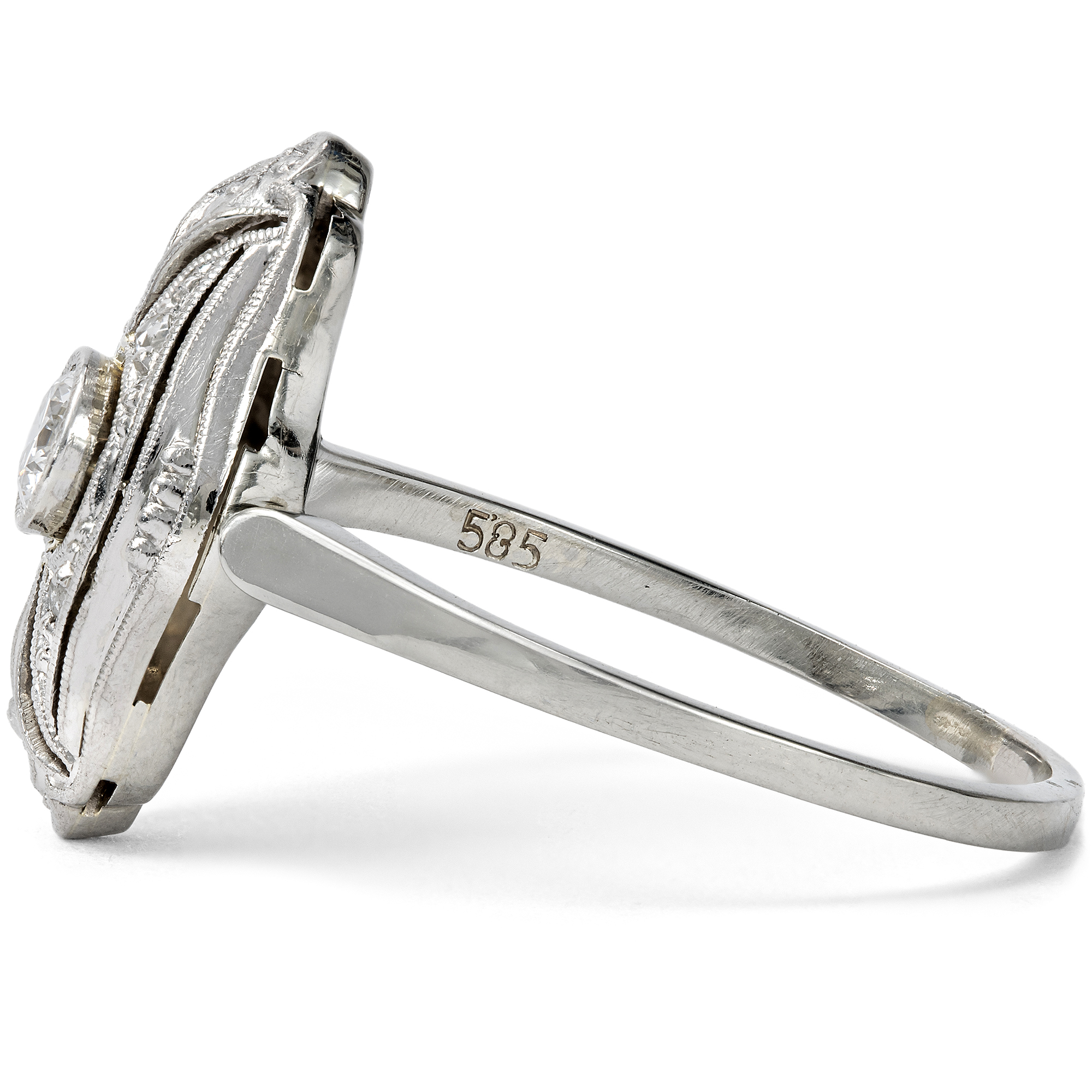 Classic Déco Plaque Ring with Diamonds in White Gold and Platinum, c. 1930s Classic Déco Plaque Ring with Diamonds in White Gold and Platinum, c. 1930s