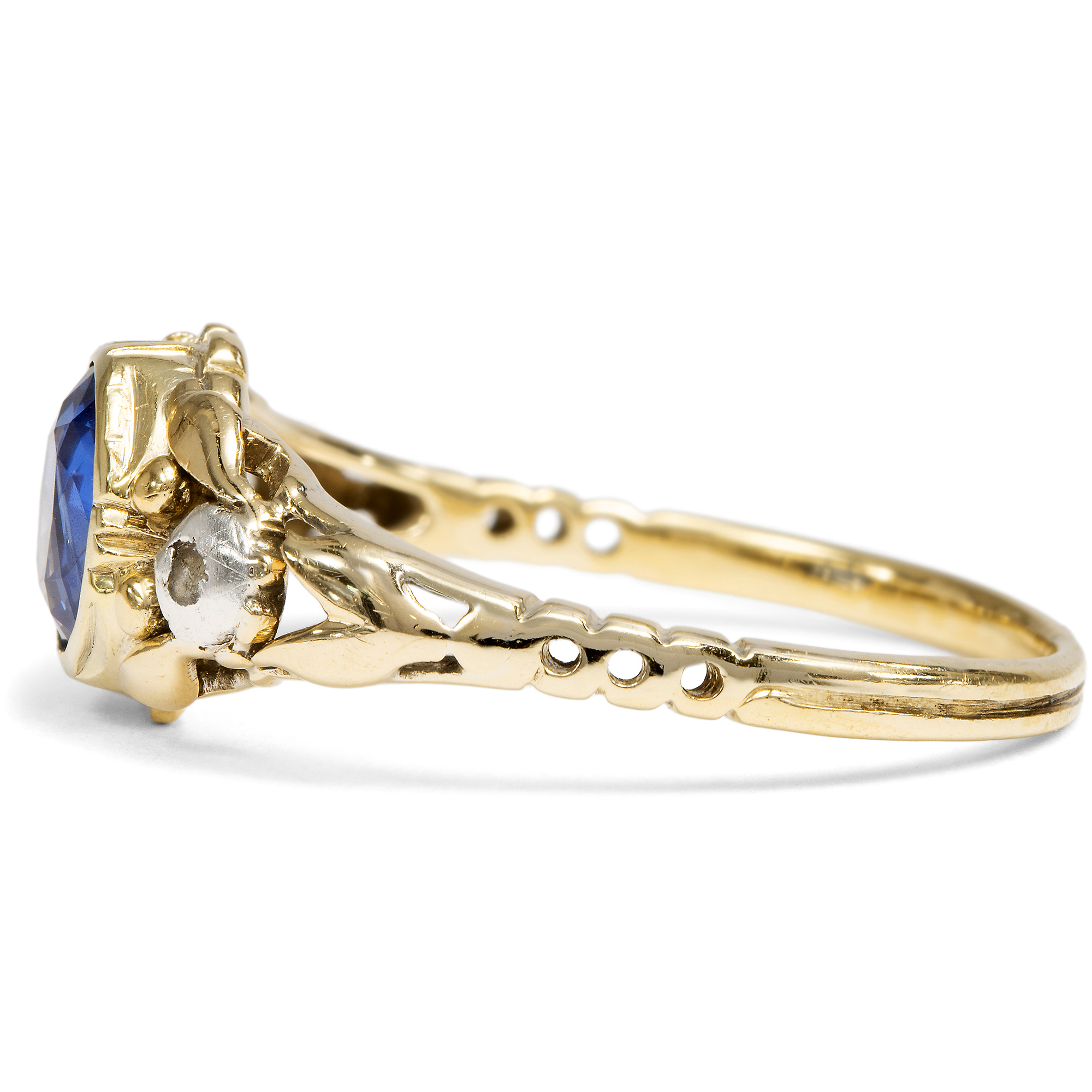 Delicate Antique Ring with Sapphire & Diamonds in Gold & Silver, c. 1920 Delicate Antique Ring with Sapphire & Diamonds in Gold & Silver, c. 1920