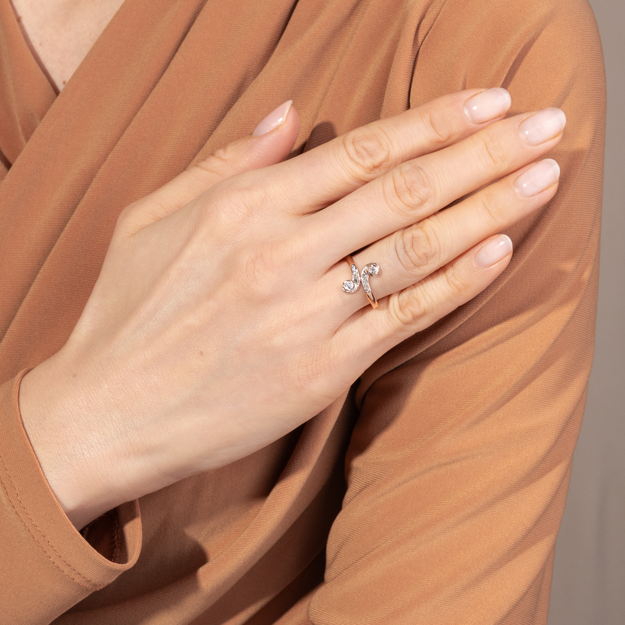 Delicate Toi-et-moi Diamond Ring in Rose Gold, c. 1900 Delicate Toi-et-moi Diamond Ring in Rose Gold, c. 1900