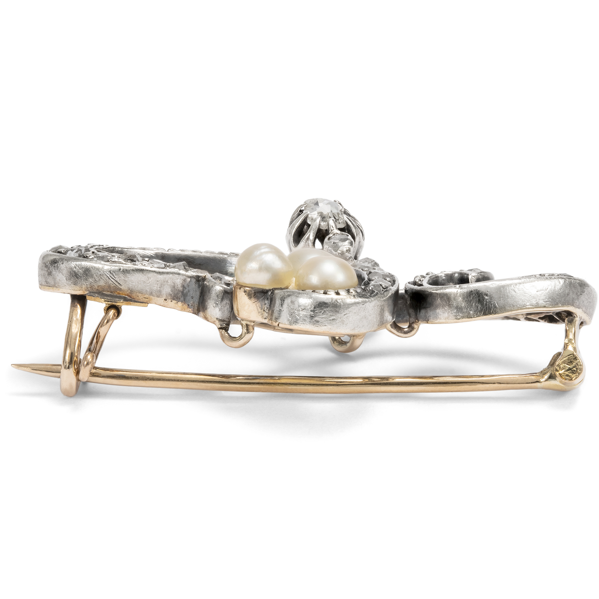 Zeittypische Brosche mit Diamanten & Naturperlen im Jugendstil, um 1905 Zeittypische Brosche mit Diamanten & Naturperlen im Jugendstil, um 1905