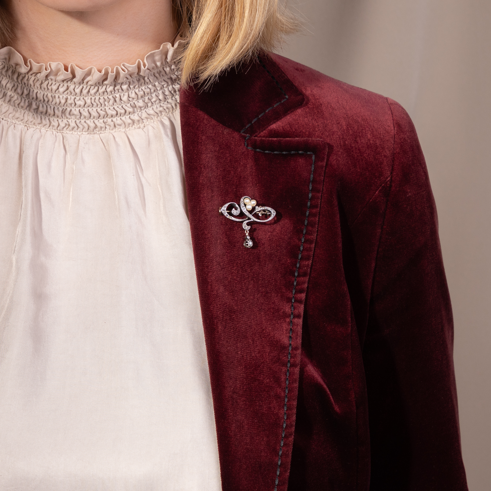 Zeittypische Brosche mit Diamanten & Naturperlen im Jugendstil, um 1905 Zeittypische Brosche mit Diamanten & Naturperlen im Jugendstil, um 1905