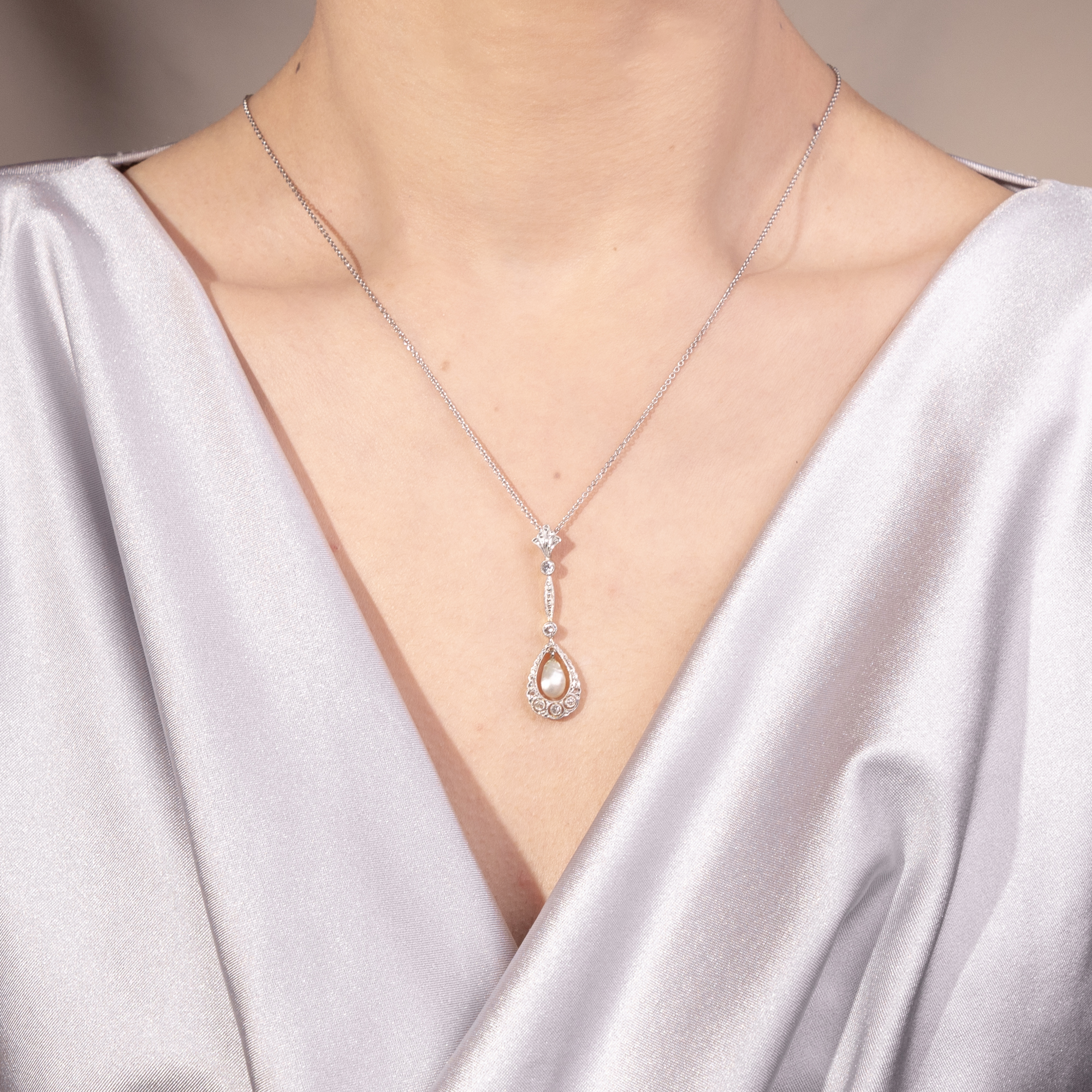 Antiker Anhänger mit natürlicher Blisterperle & Diamanten, um 1910 Antiker Anhänger mit natürlicher Blisterperle & Diamanten, um 1910