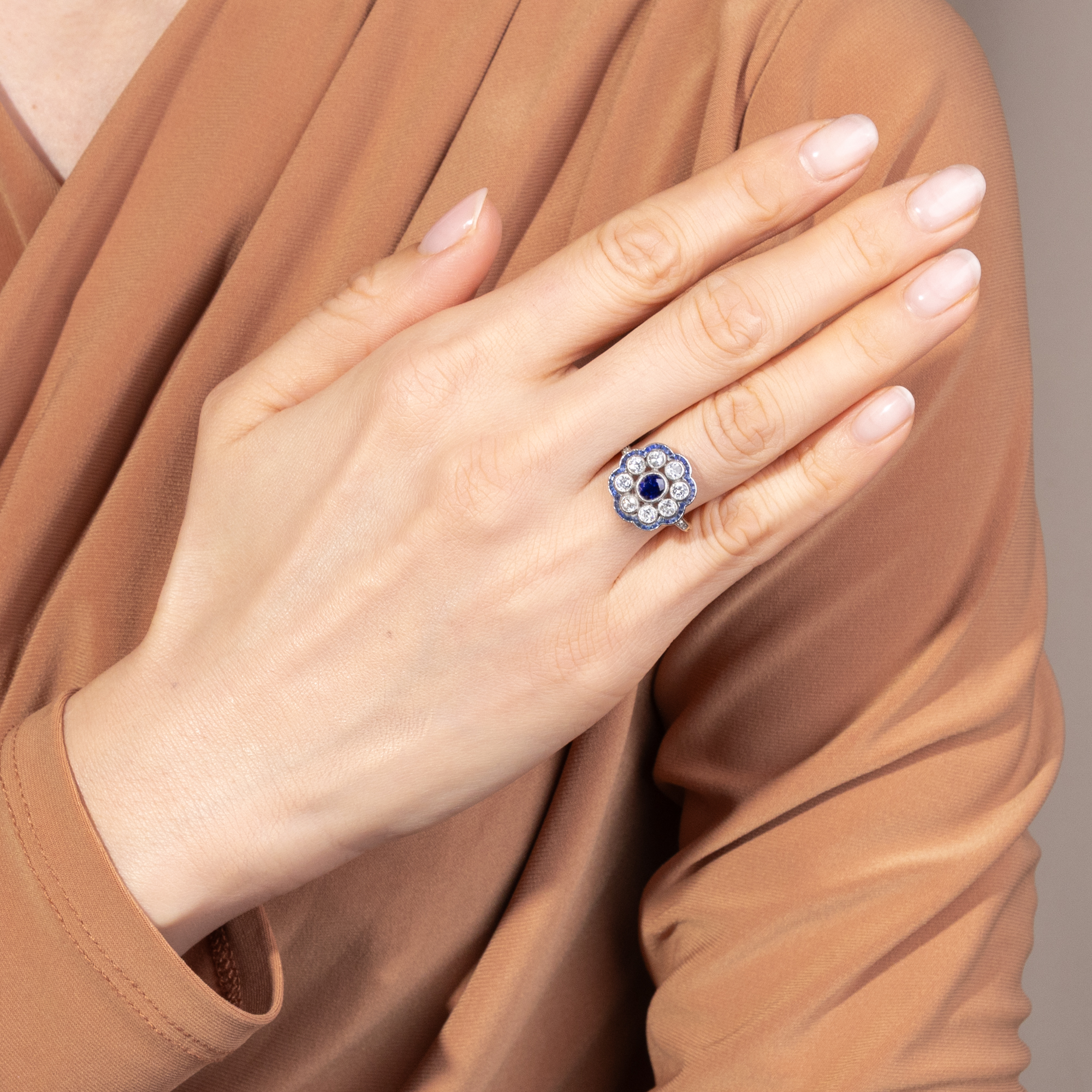 Romantischer Ring mit Saphiren & Diamanten in Platin & Gold, um 1910 Romantischer Ring mit Saphiren & Diamanten in Platin & Gold, um 1910