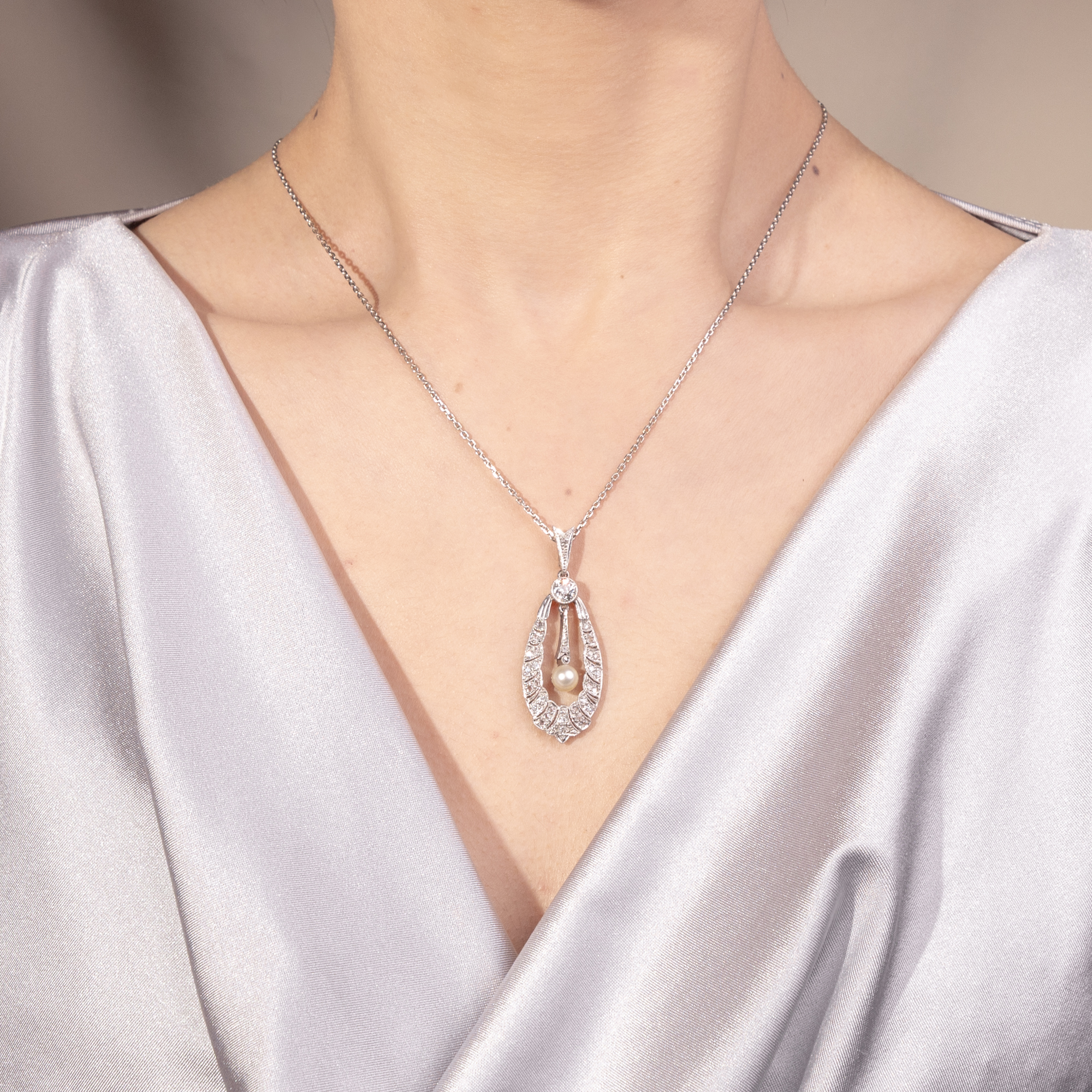 Fabelhafter Anhänger mit Diamanten & Perle in Platin auf Weißgold, um 1920 Fabelhafter Anhänger mit Diamanten & Perle in Platin auf Weißgold, um 1920