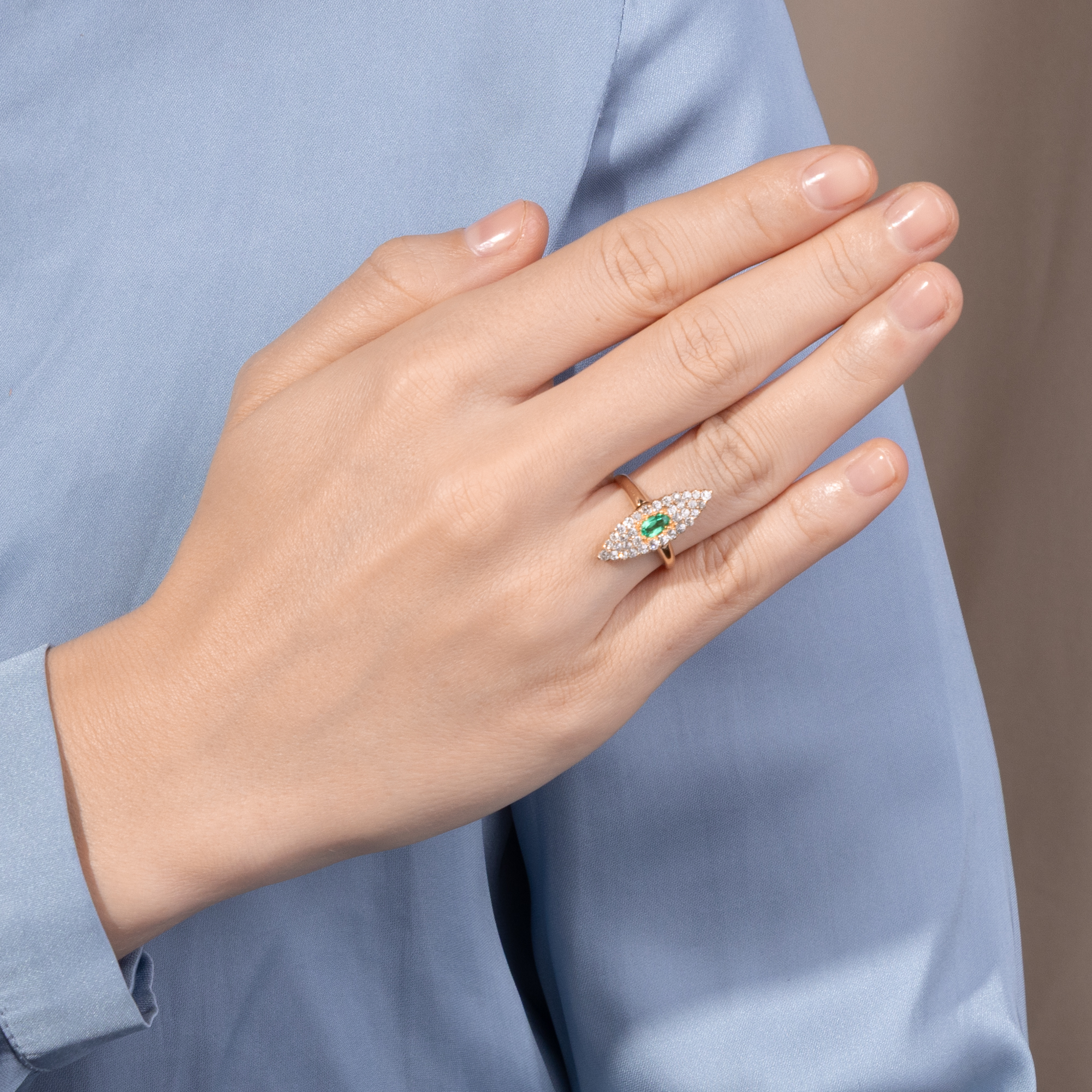 Eleganter Ring mit kolumbianischem Smaragd & Diamanten in Gold, um 1890 Eleganter Ring mit kolumbianischem Smaragd & Diamanten in Gold, um 1890