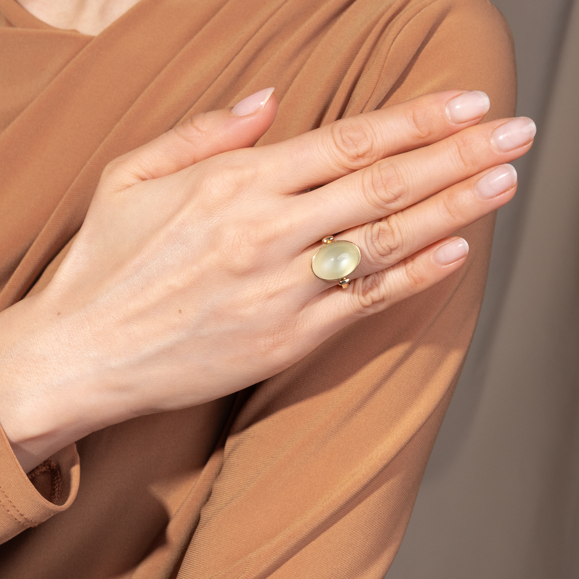 Mid-Century Ring von Bent Gabrielsen mit Mondstein in Gold, Dänemark um 1975 Mid-Century Ring von Bent Gabrielsen mit Mondstein in Gold, Dänemark um 1975