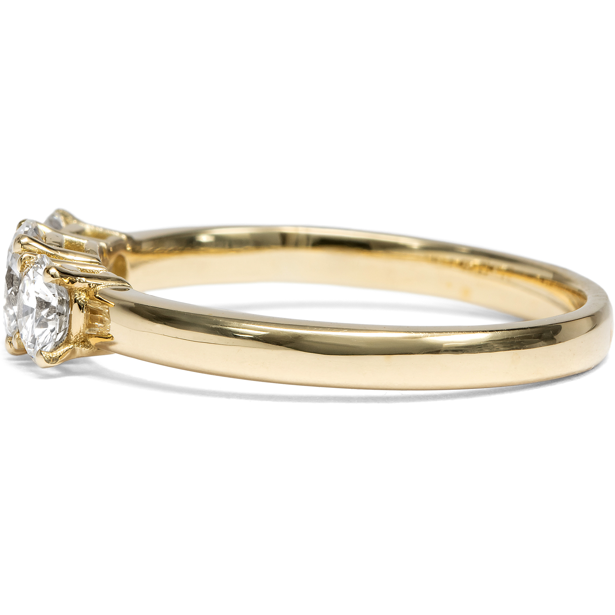 Funkelnder „Trilogie“-Ring mit vintage Brillanten in Gelbgold aus unserer Werkstatt Funkelnder „Trilogie“-Ring mit vintage Brillanten in Gelbgold aus unserer Werkstatt