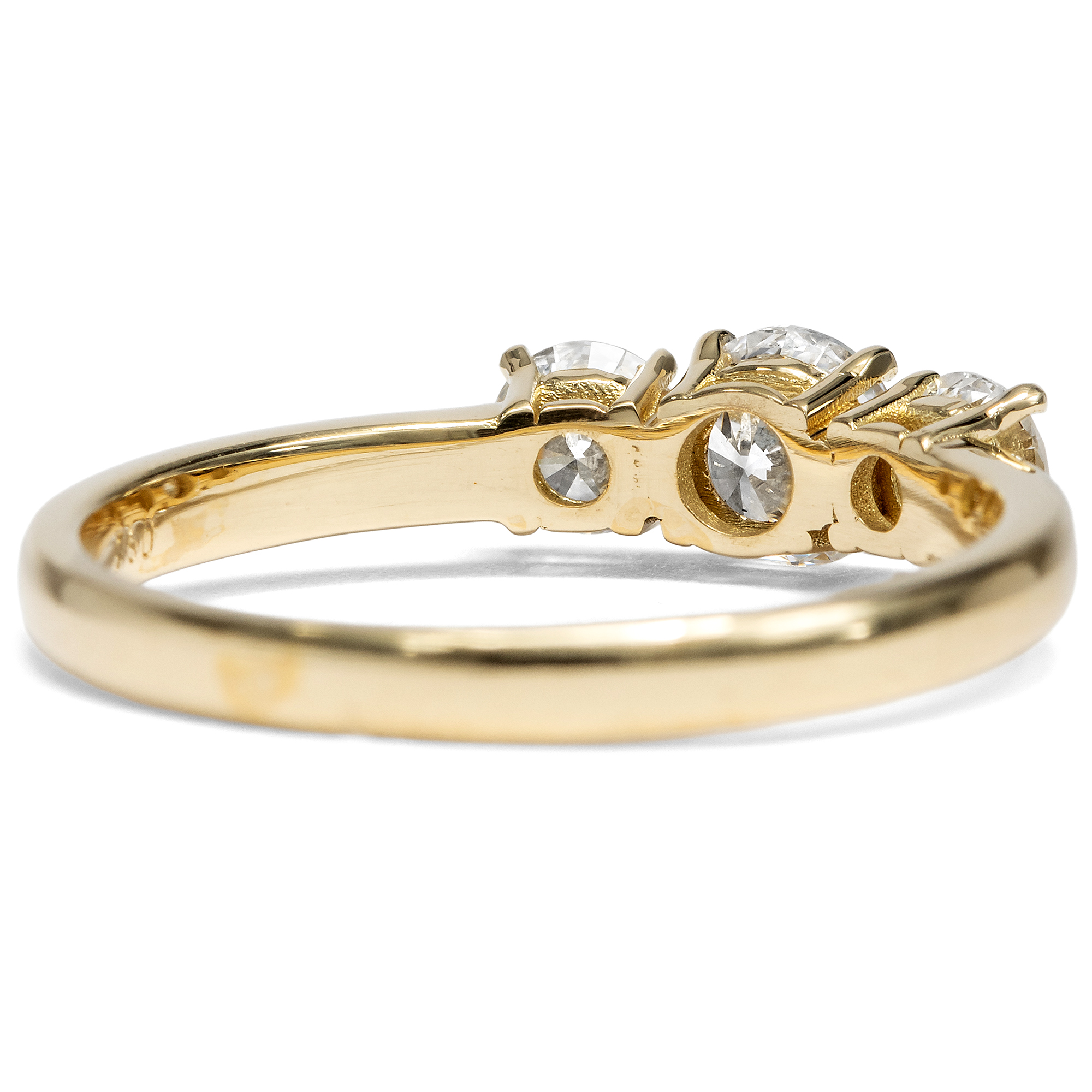 Funkelnder „Trilogie“-Ring mit vintage Brillanten in Gelbgold aus unserer Werkstatt Funkelnder „Trilogie“-Ring mit vintage Brillanten in Gelbgold aus unserer Werkstatt