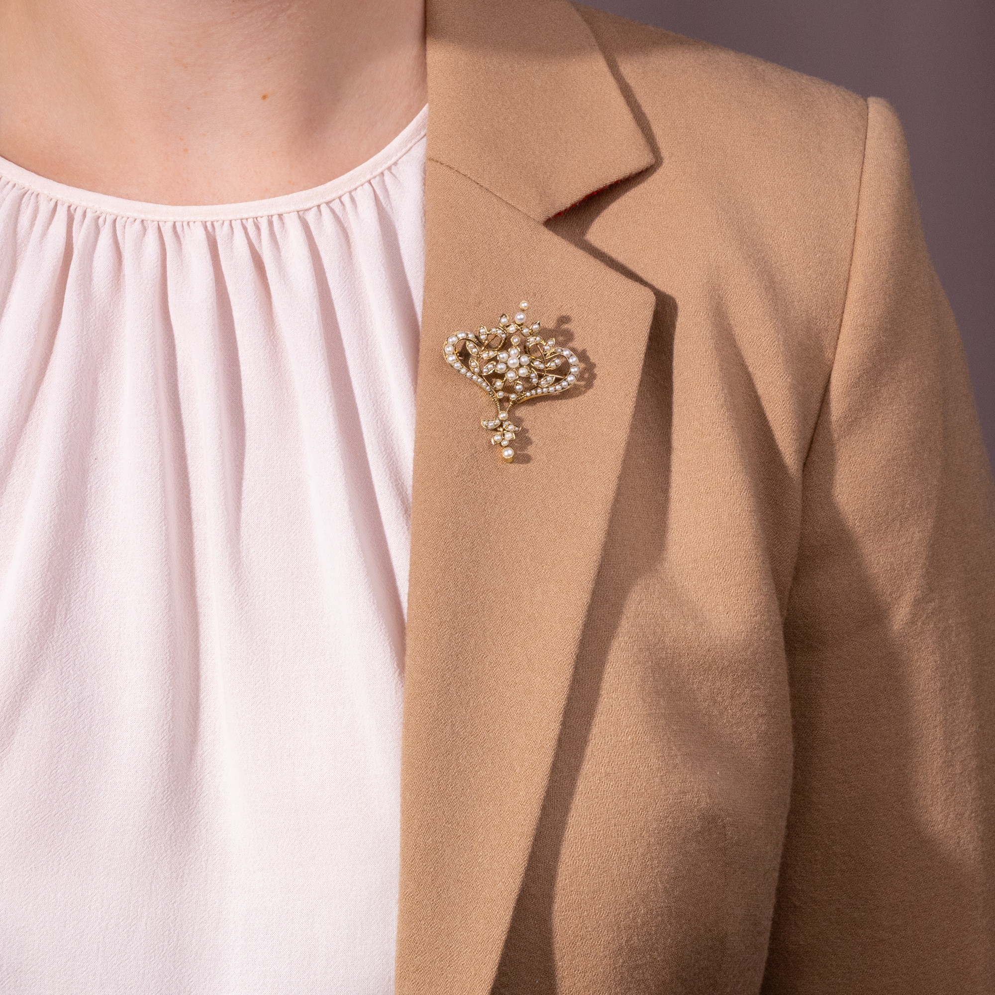 Antike Brosche aus Gold mit natürlichen Perlen, England um 1910 Antike Brosche aus Gold mit natürlichen Perlen, England um 1910