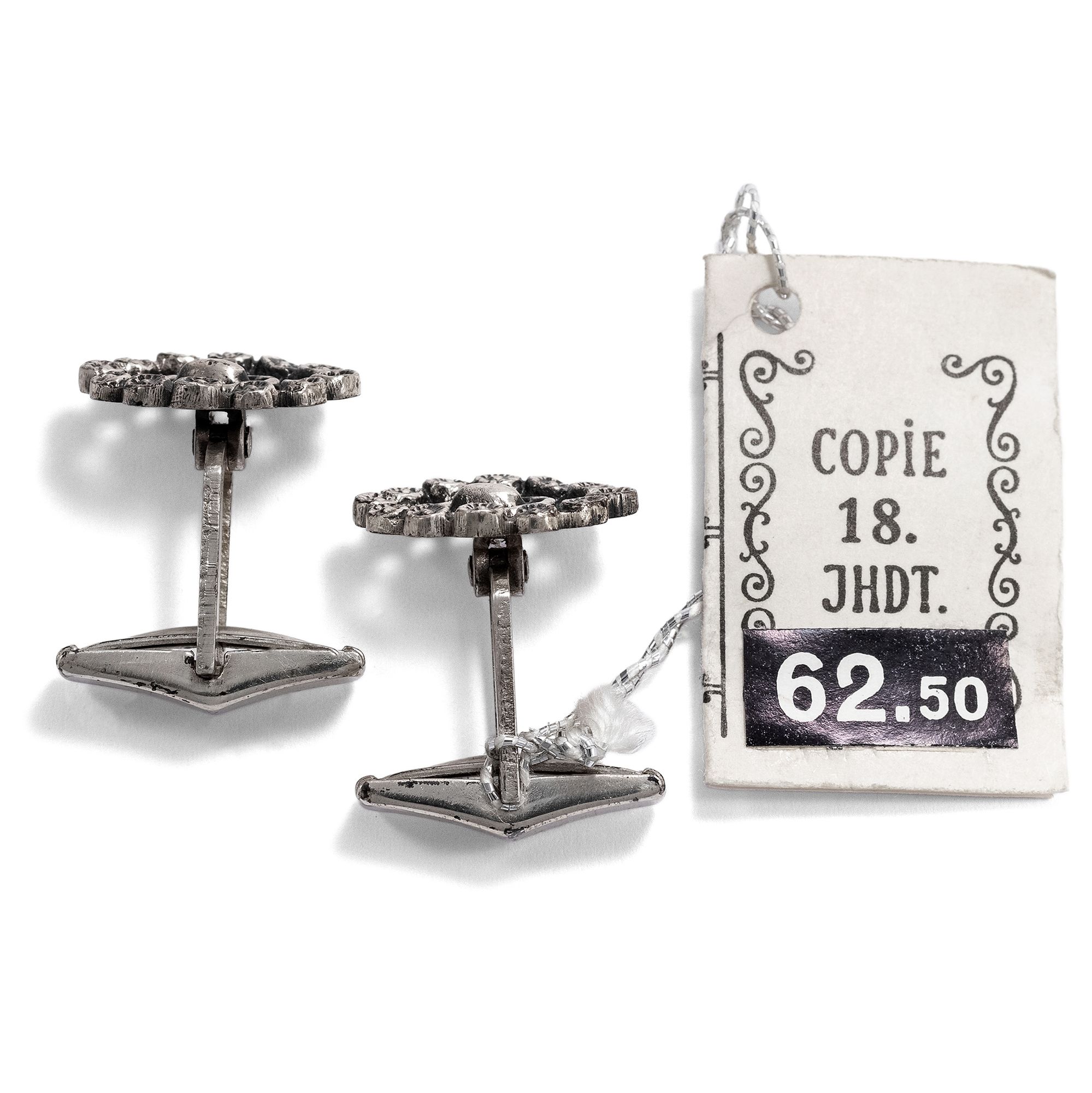 Geschwungene Manschettenknöpfe in Formen des 18. Jahrhunderts, Blachian um 1960 Geschwungene Manschettenknöpfe in Formen des 18. Jahrhunderts, Blachian um 1960