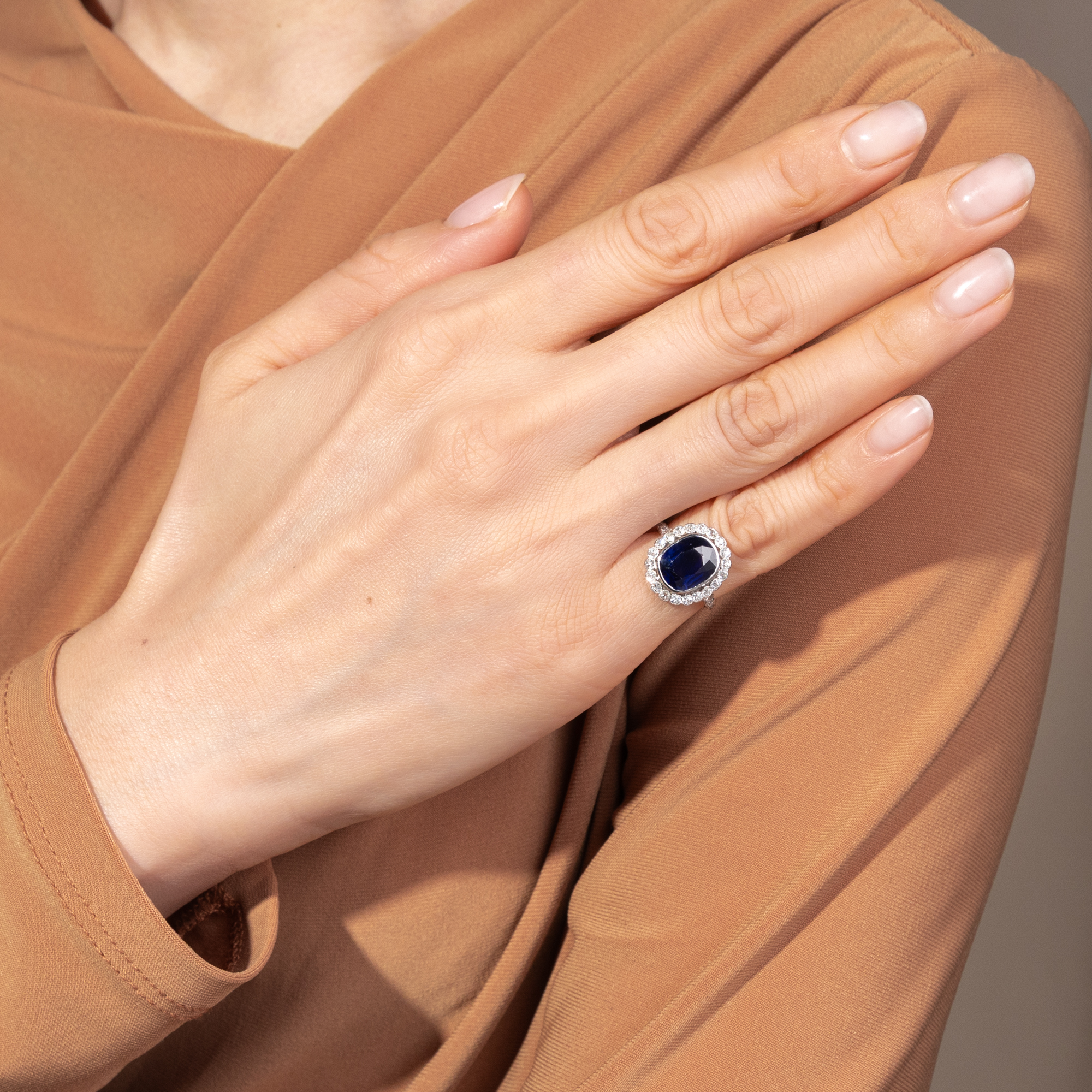 Antiker Ring aus Platin mit Saphir & Diamanten, Frankreich um 1930 Antiker Ring aus Platin mit Saphir & Diamanten, Frankreich um 1930