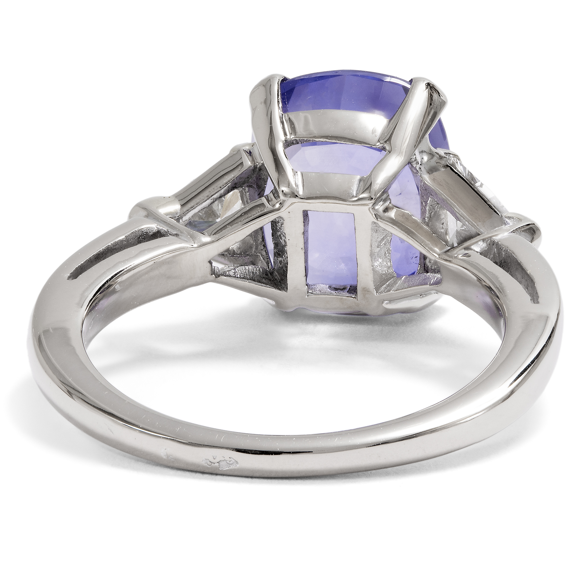 Weißgoldring mit farbwechselndem Saphir und Trillanten, Montpellier um 2000 Weißgoldring mit farbwechselndem Saphir und Trillanten, Montpellier um 2000