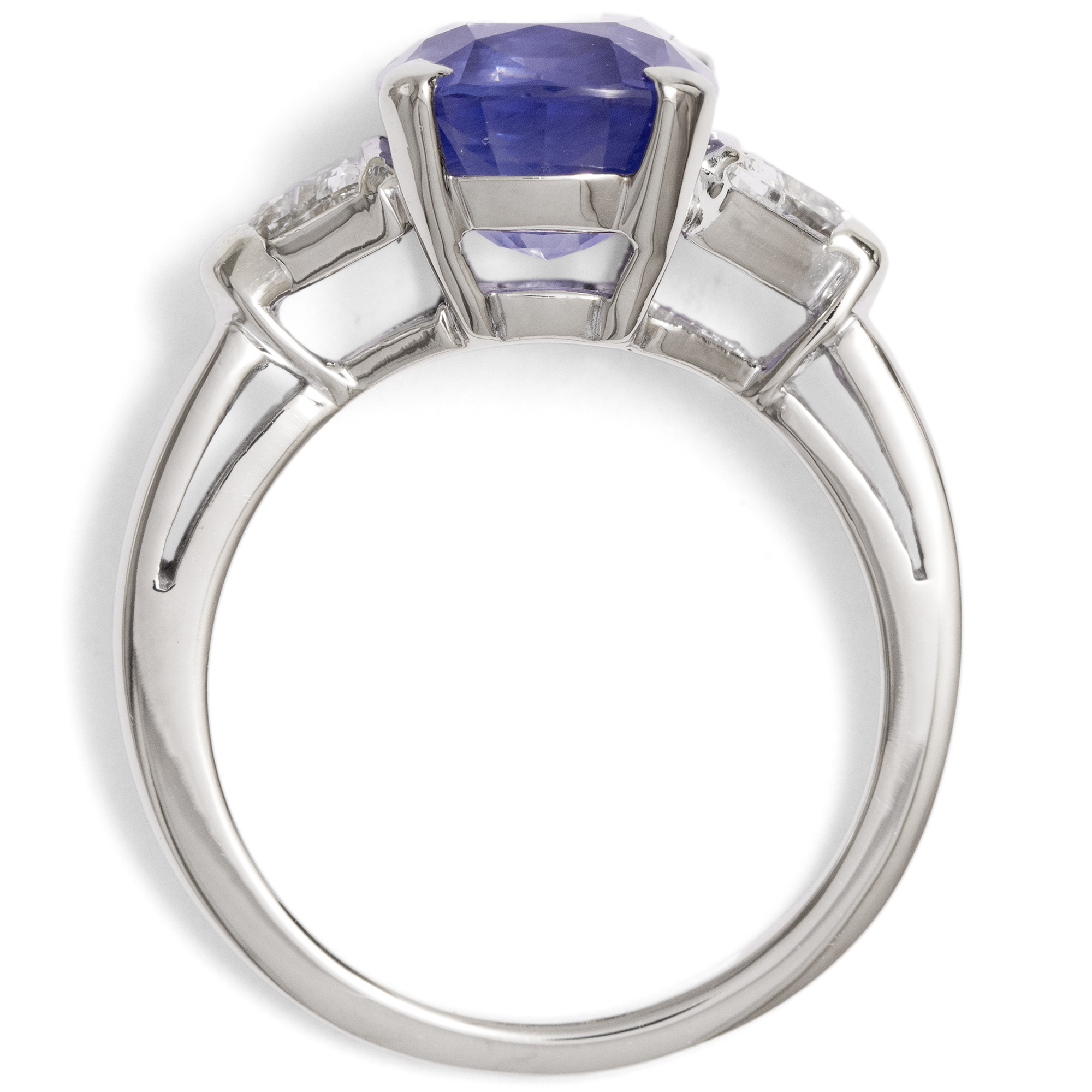 Weißgoldring mit farbwechselndem Saphir und Trillanten, Montpellier um 2000 Weißgoldring mit farbwechselndem Saphir und Trillanten, Montpellier um 2000