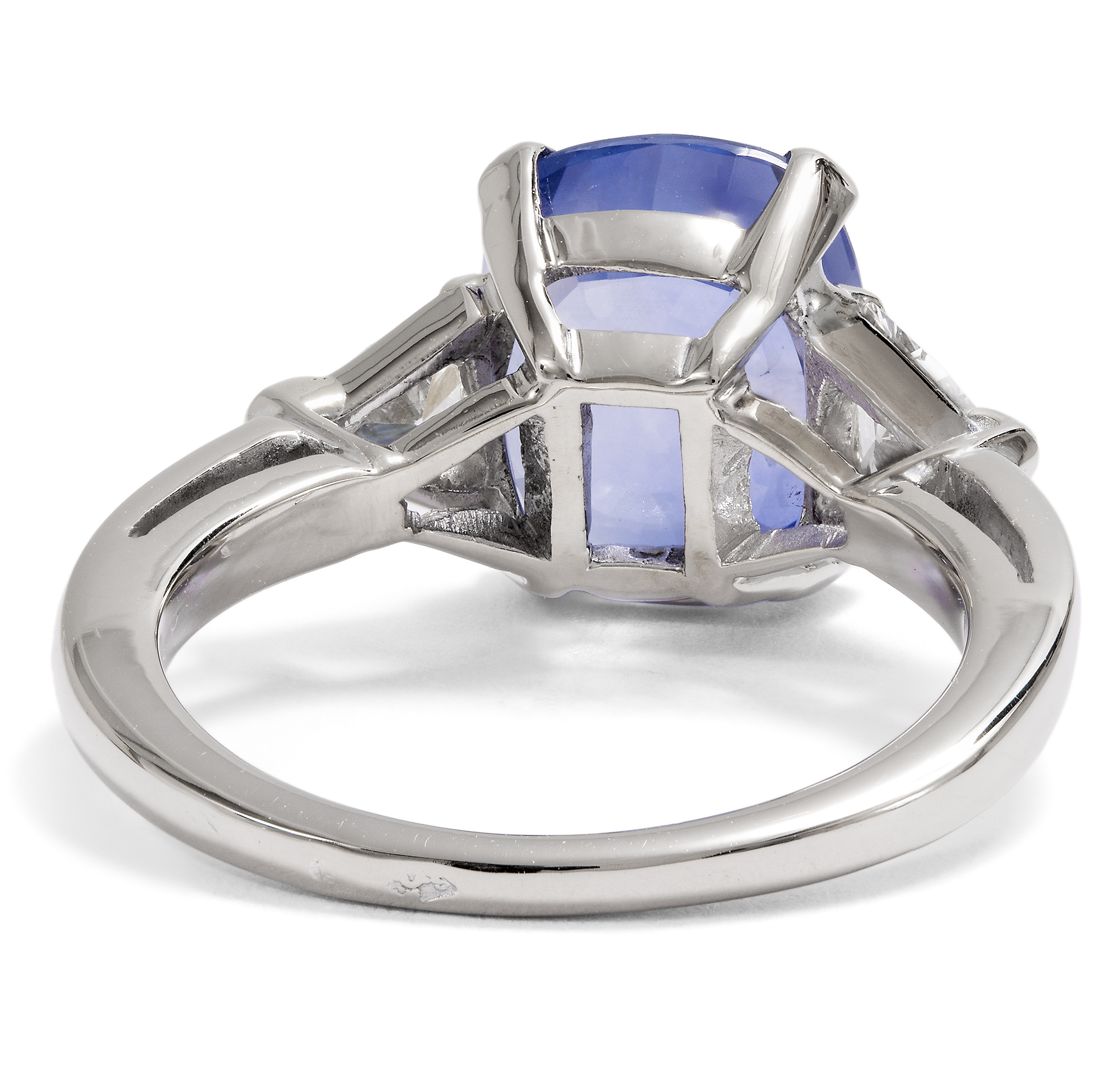 Weißgoldring mit farbwechselndem Saphir und Trillanten, Montpellier um 2000 Weißgoldring mit farbwechselndem Saphir und Trillanten, Montpellier um 2000