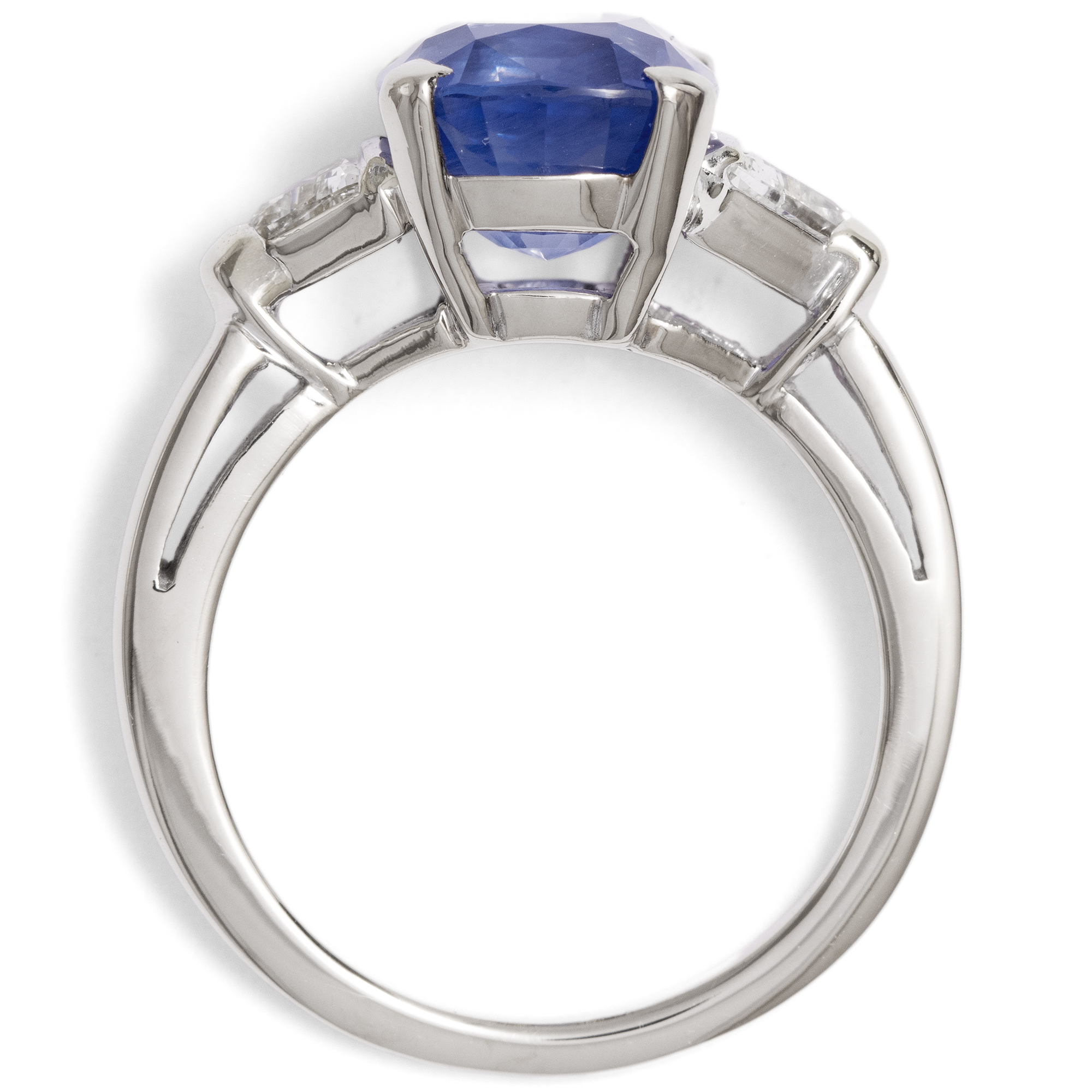 Weißgoldring mit farbwechselndem Saphir und Trillanten, Montpellier um 2000 Weißgoldring mit farbwechselndem Saphir und Trillanten, Montpellier um 2000